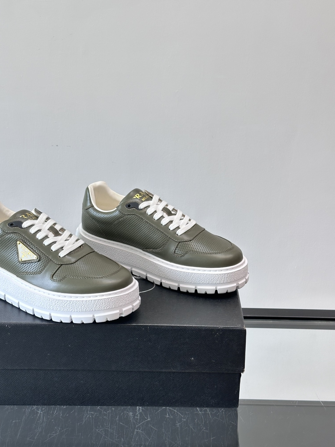 ◾️▫️P 家高品质原单精品男士运动鞋👟，运动鞋融优雅的创意设计以及Pra*系列典型的材质于一身。彰显品