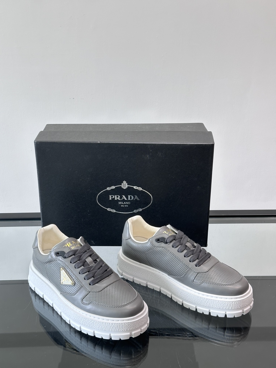 ◾️▫️P 家高品质原单精品男士运动鞋👟，运动鞋融优雅的创意设计以及Pra*系列典型的材质于一身。彰显品