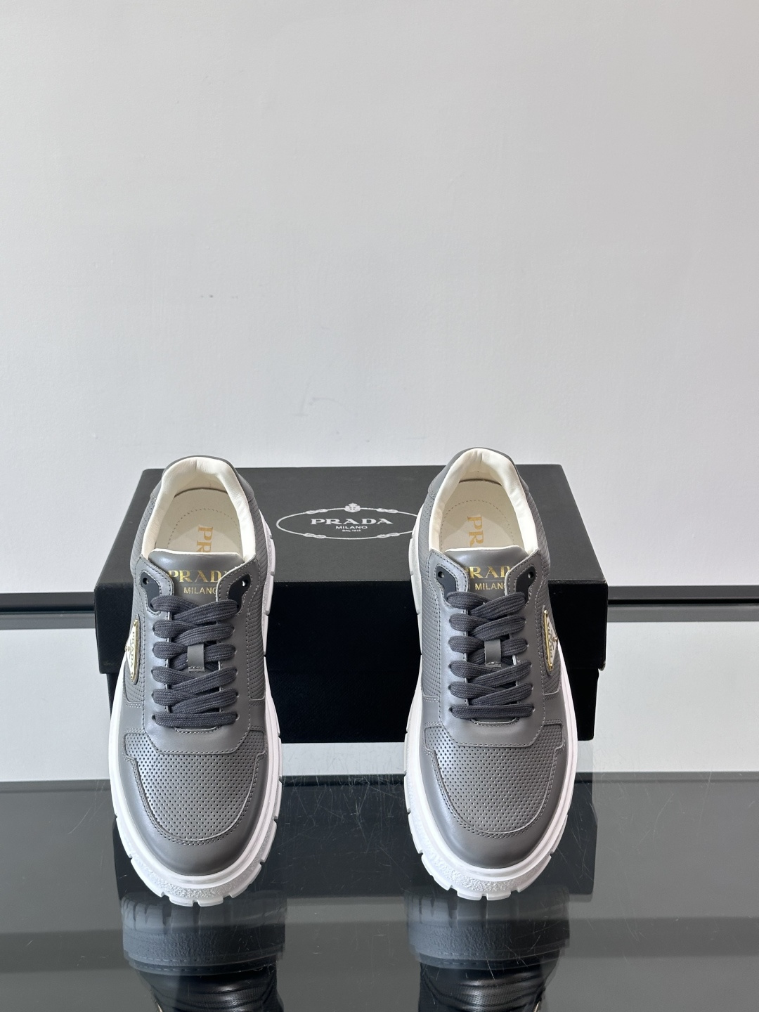 ◾️▫️P 家高品质原单精品男士运动鞋👟，运动鞋融优雅的创意设计以及Pra*系列典型的材质于一身。彰显品