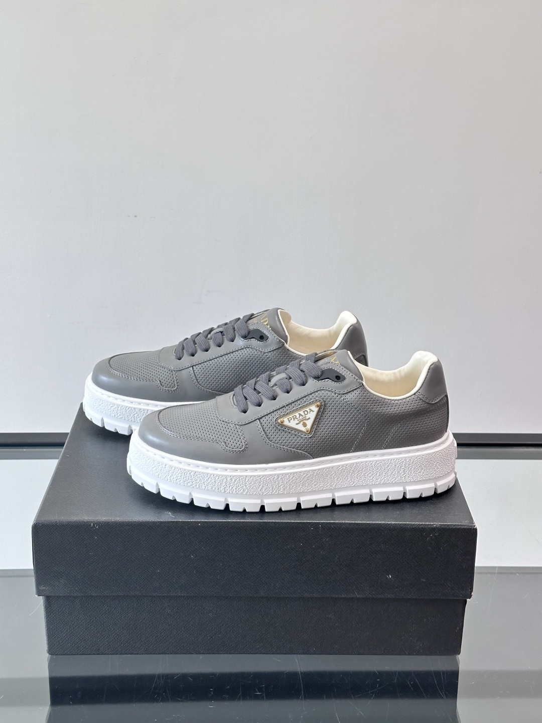 ◾️▫️P 家高品质原单精品男士运动鞋👟，运动鞋融优雅的创意设计以及Pra*系列典型的材质于一身。彰显品