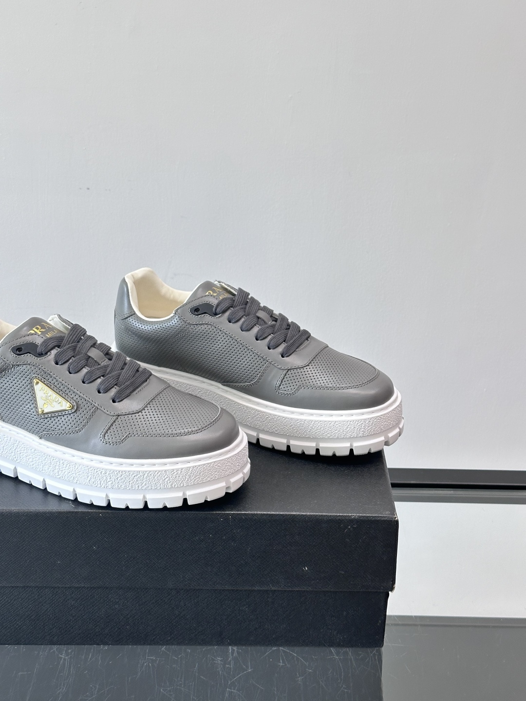 ◾️▫️P 家高品质原单精品男士运动鞋👟，运动鞋融优雅的创意设计以及Pra*系列典型的材质于一身。彰显品