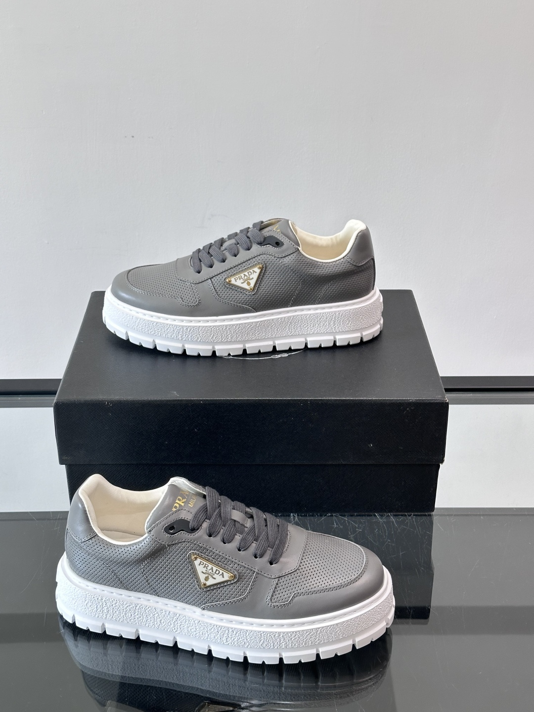 ◾️▫️P 家高品质原单精品男士运动鞋👟，运动鞋融优雅的创意设计以及Pra*系列典型的材质于一身。彰显品