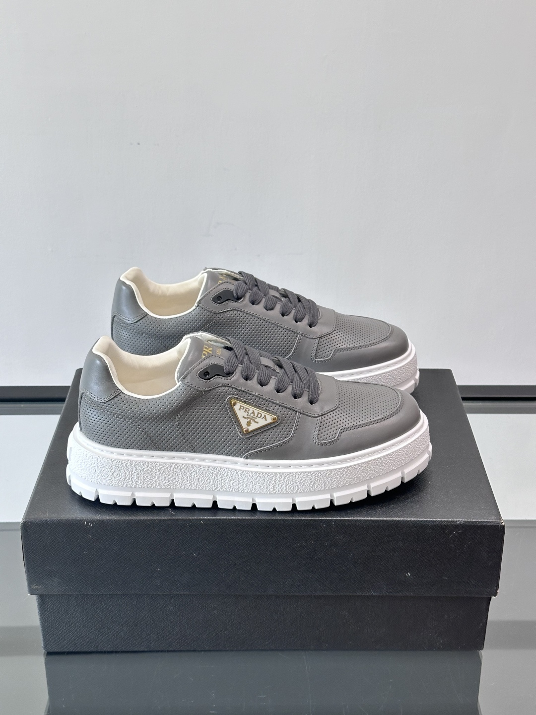 ◾️▫️P 家高品质原单精品男士运动鞋👟，运动鞋融优雅的创意设计以及Pra*系列典型的材质于一身。彰显品