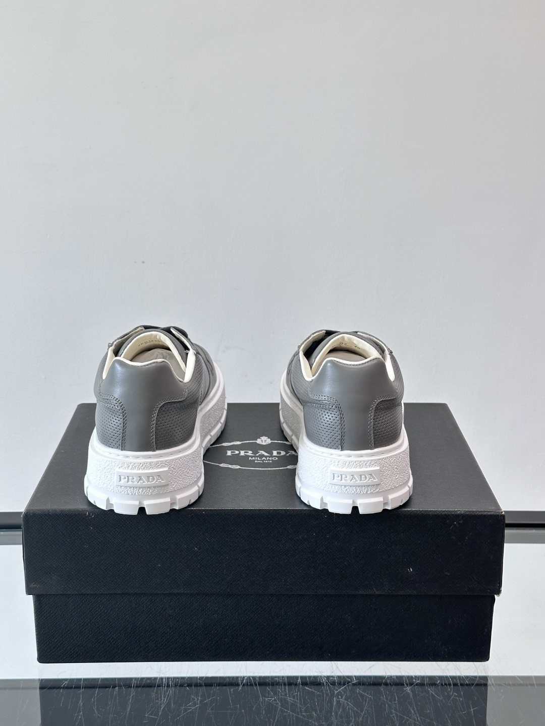 ◾️▫️P 家高品质原单精品男士运动鞋👟，运动鞋融优雅的创意设计以及Pra*系列典型的材质于一身。彰显品