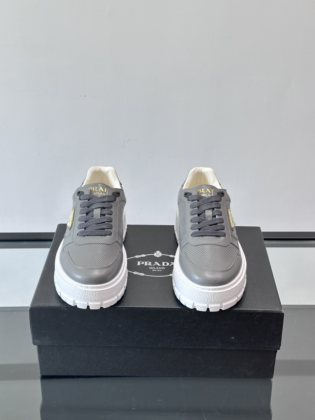 ◾️▫️P 家高品质原单精品男士运动鞋👟，运动鞋融优雅的创意设计以及Pra*系列典型的材质于一身。彰显品