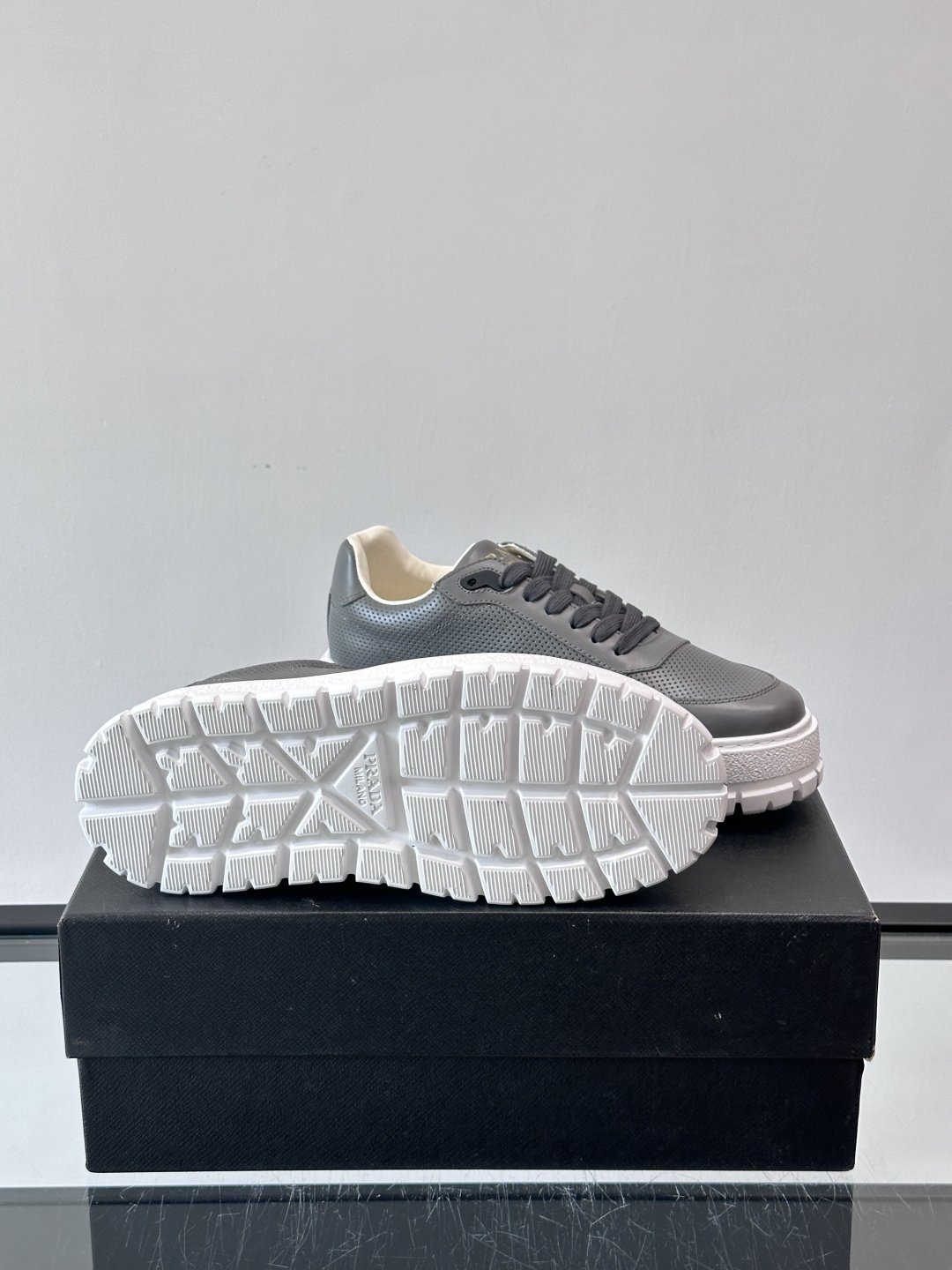 ◾️▫️P 家高品质原单精品男士运动鞋👟，运动鞋融优雅的创意设计以及Pra*系列典型的材质于一身。彰显品