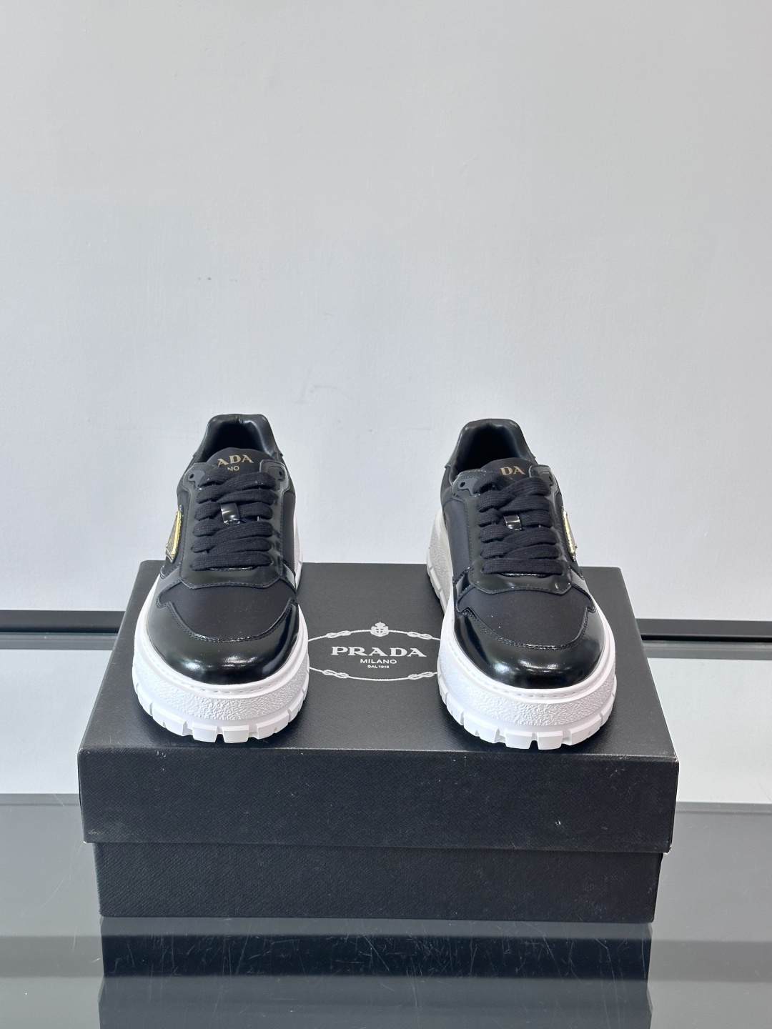 Prad*普拉达新品男士高端运动鞋，这款运动鞋休闲百搭，选用头层牛皮拼布面打造，轻质发泡大底，脚感非常舒