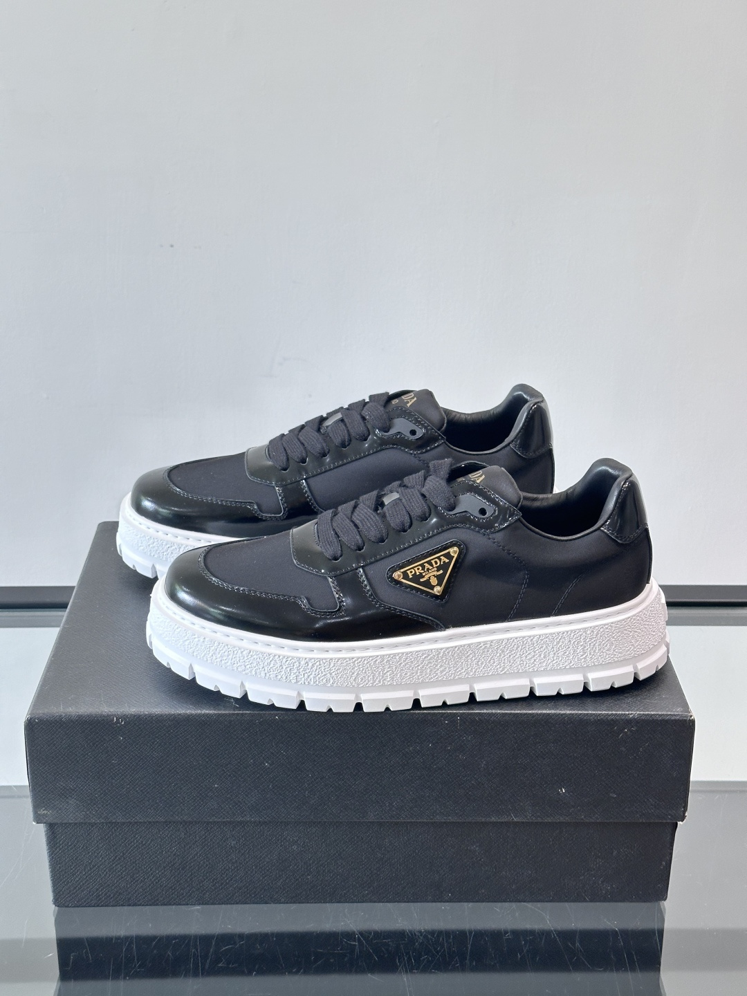 Prad*普拉达新品男士高端运动鞋，这款运动鞋休闲百搭，选用头层牛皮拼布面打造，轻质发泡大底，脚感非常舒