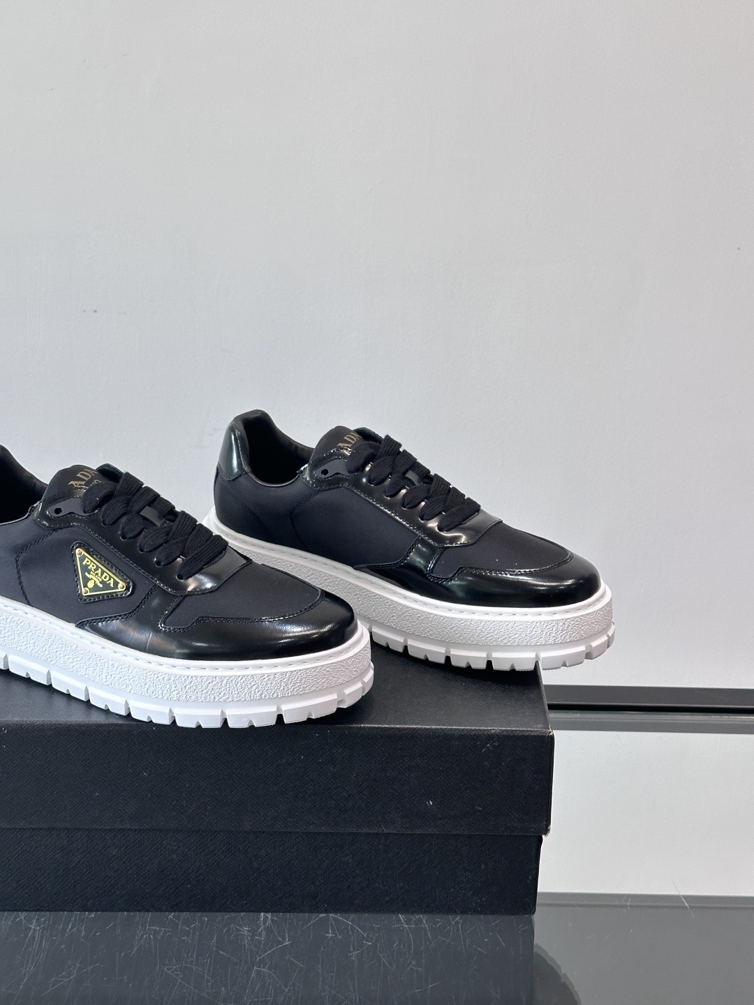 Prad*普拉达新品男士高端运动鞋，这款运动鞋休闲百搭，选用头层牛皮拼布面打造，轻质发泡大底，脚感非常舒