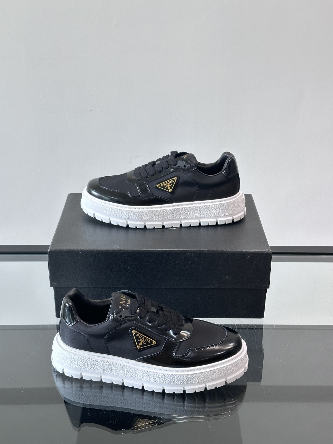 Prad*普拉达新品男士高端运动鞋，这款运动鞋休闲百搭，选用头层牛皮拼布面打造，轻质发泡大底，脚感非常舒