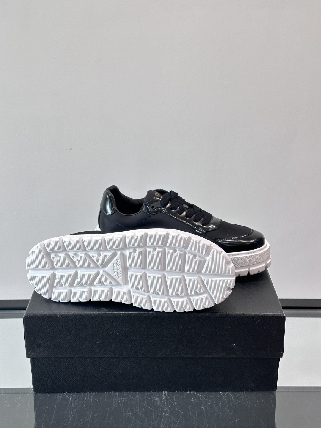 Prad*普拉达新品男士高端运动鞋，这款运动鞋休闲百搭，选用头层牛皮拼布面打造，轻质发泡大底，脚感非常舒