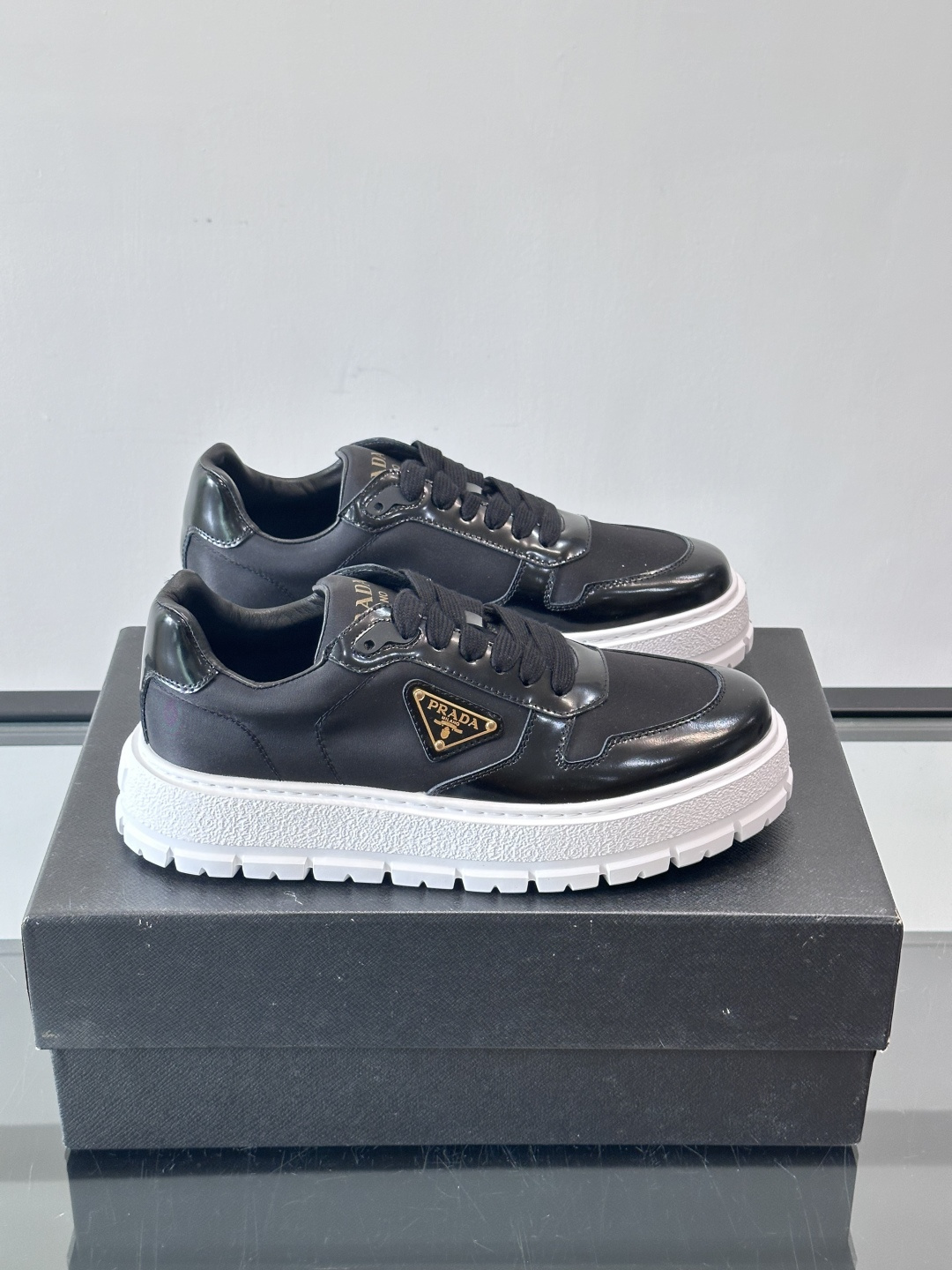 Prad*普拉达新品男士高端运动鞋，这款运动鞋休闲百搭，选用头层牛皮拼布面打造，轻质发泡大底，脚感非常舒
