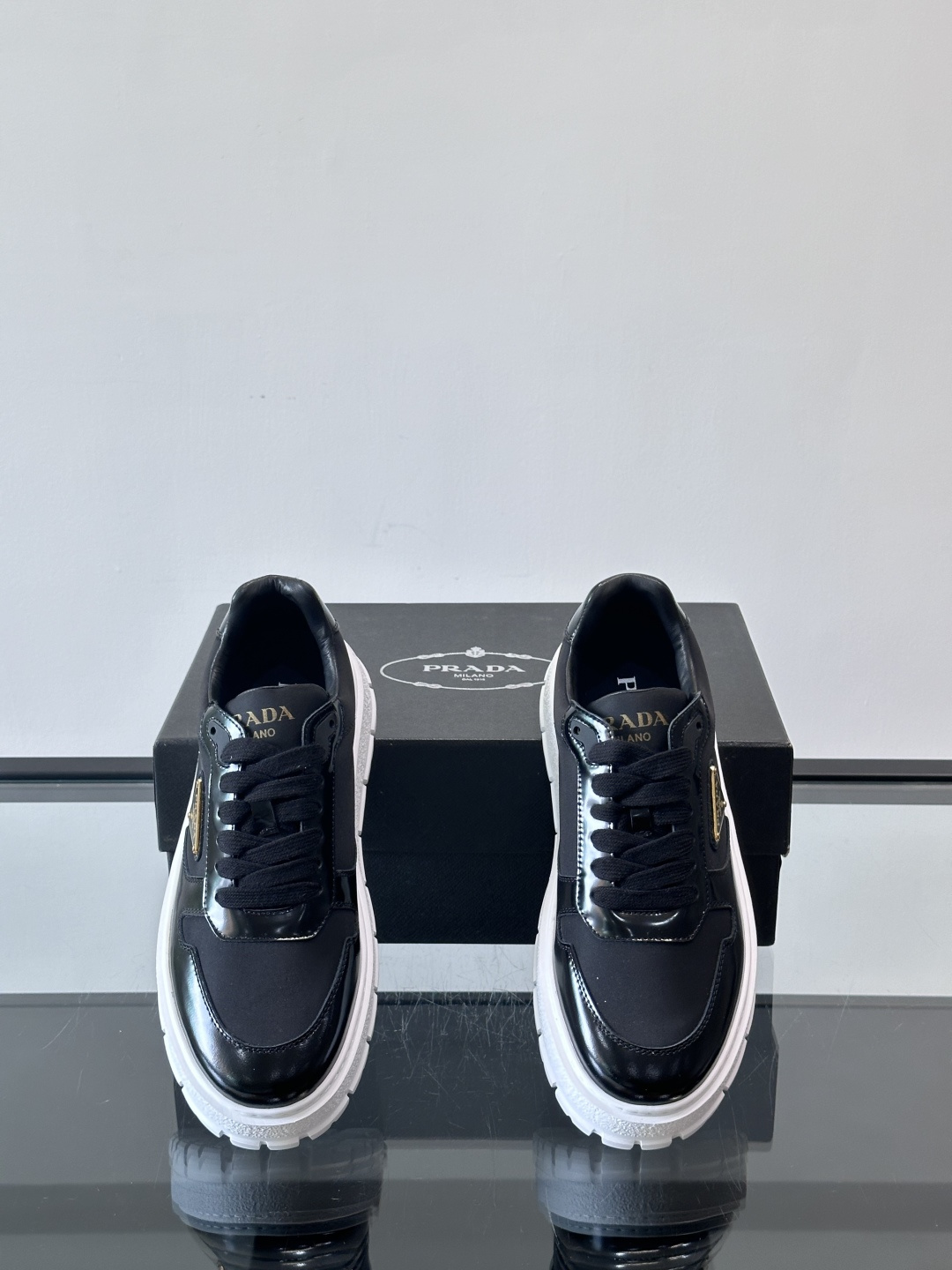 Prad*普拉达新品男士高端运动鞋，这款运动鞋休闲百搭，选用头层牛皮拼布面打造，轻质发泡大底，脚感非常舒