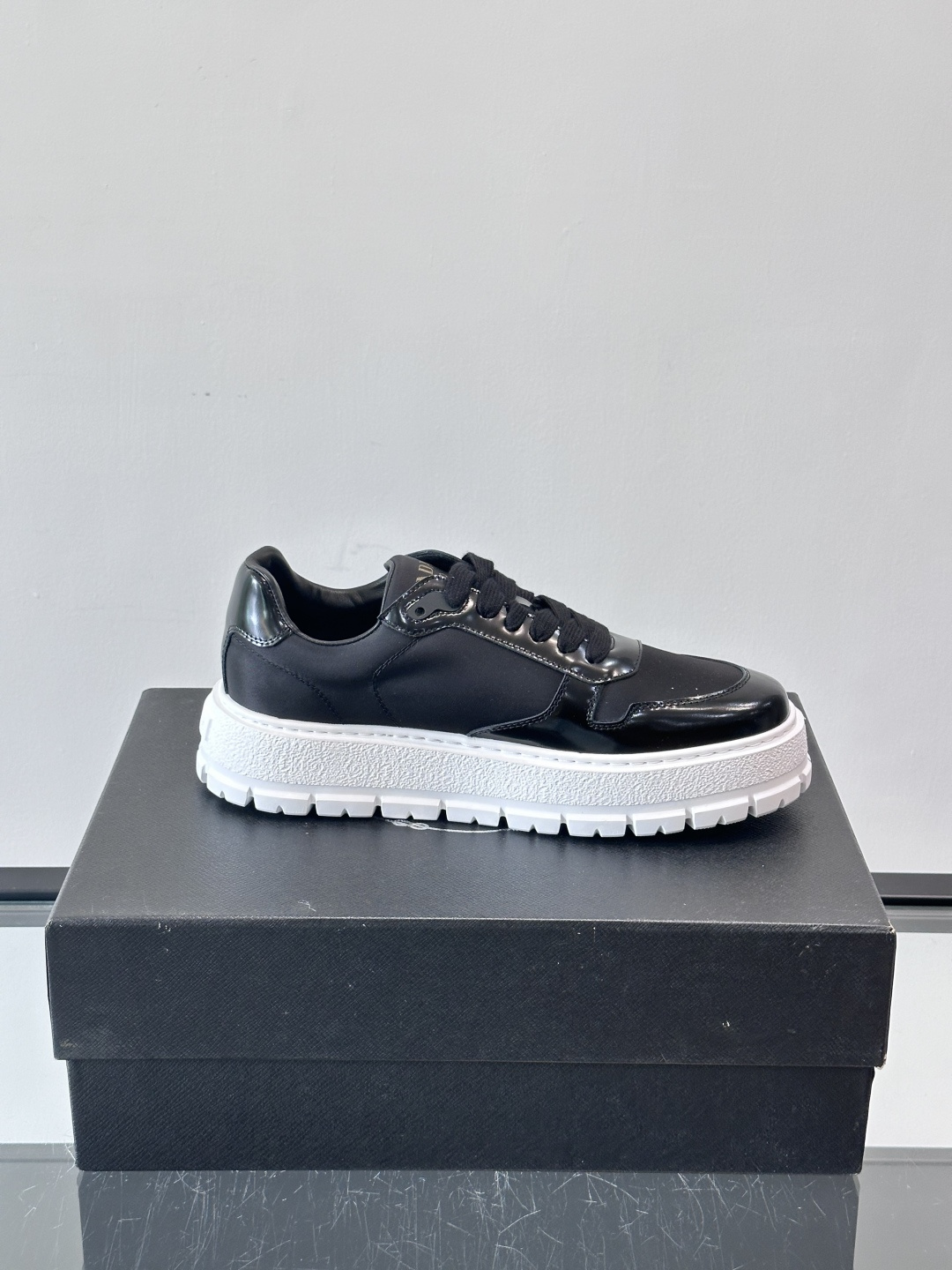 Prad*普拉达新品男士高端运动鞋，这款运动鞋休闲百搭，选用头层牛皮拼布面打造，轻质发泡大底，脚感非常舒