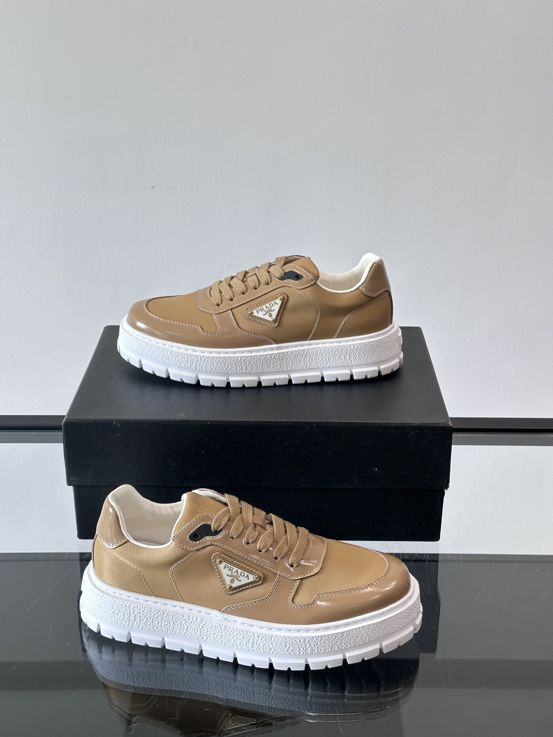 Prad*普拉达新品男士高端运动鞋，这款运动鞋休闲百搭，选用头层牛皮拼布面打造，轻质发泡大底，脚感非常舒