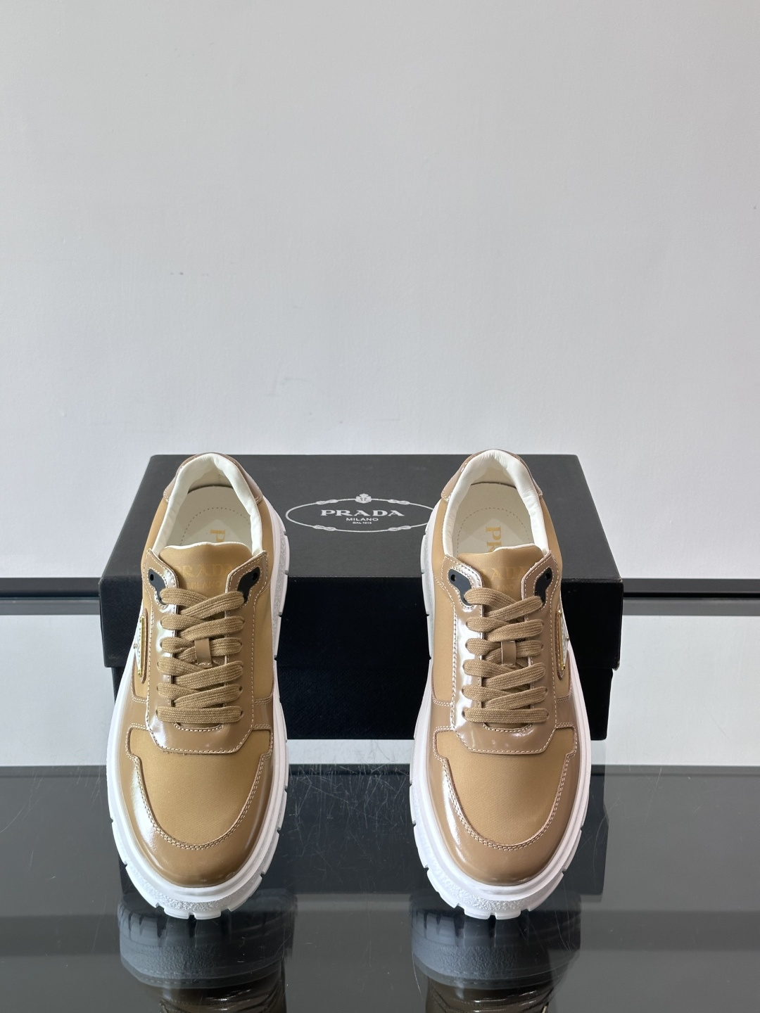 Prad*普拉达新品男士高端运动鞋，这款运动鞋休闲百搭，选用头层牛皮拼布面打造，轻质发泡大底，脚感非常舒