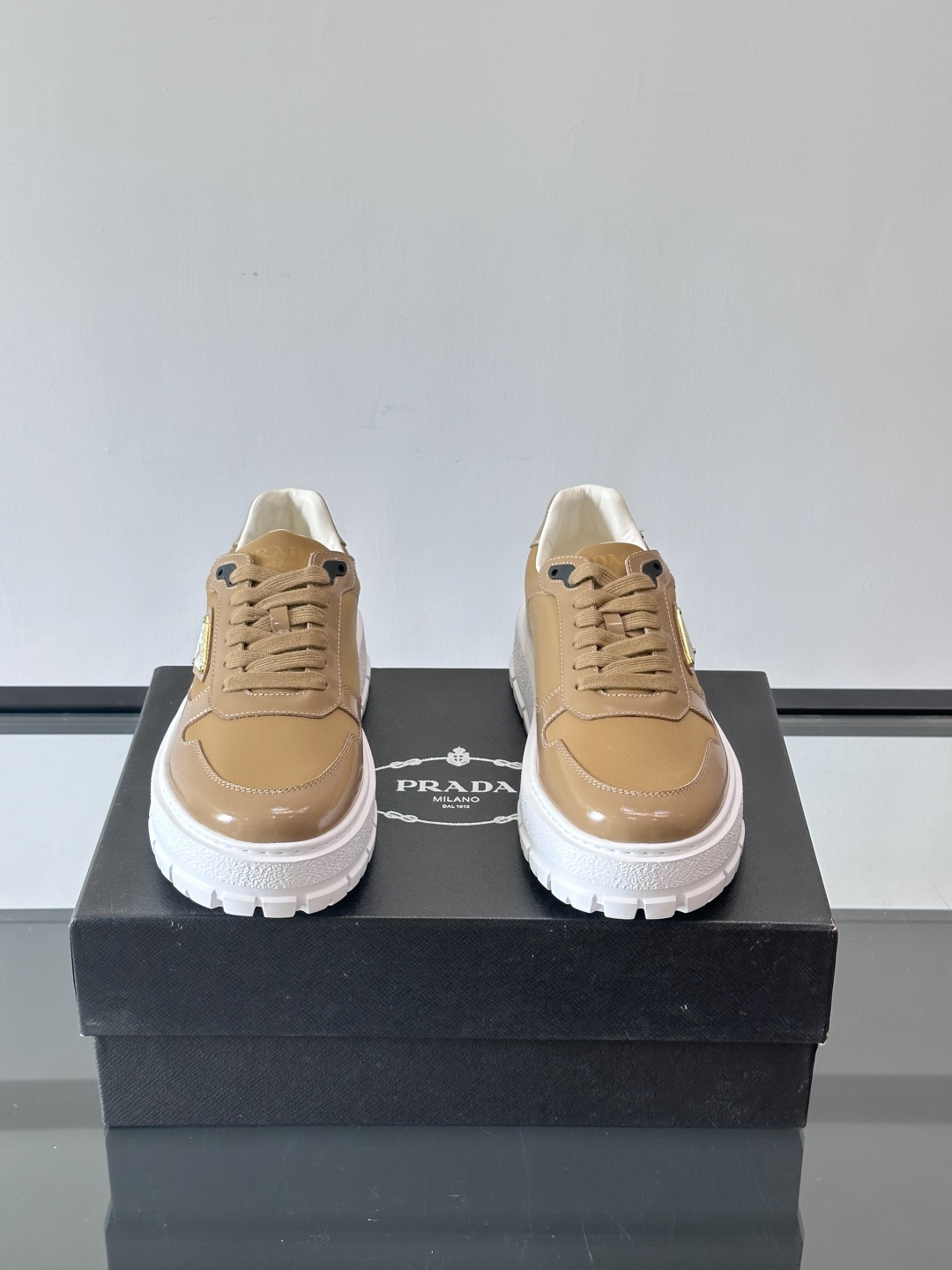 Prad*普拉达新品男士高端运动鞋，这款运动鞋休闲百搭，选用头层牛皮拼布面打造，轻质发泡大底，脚感非常舒