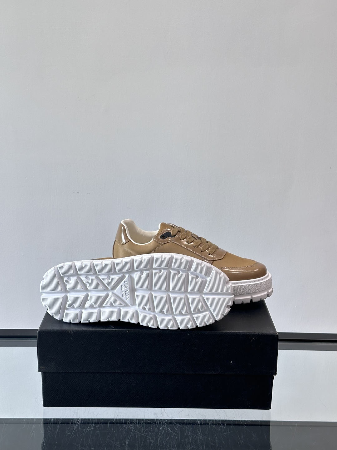 Prad*普拉达新品男士高端运动鞋，这款运动鞋休闲百搭，选用头层牛皮拼布面打造，轻质发泡大底，脚感非常舒