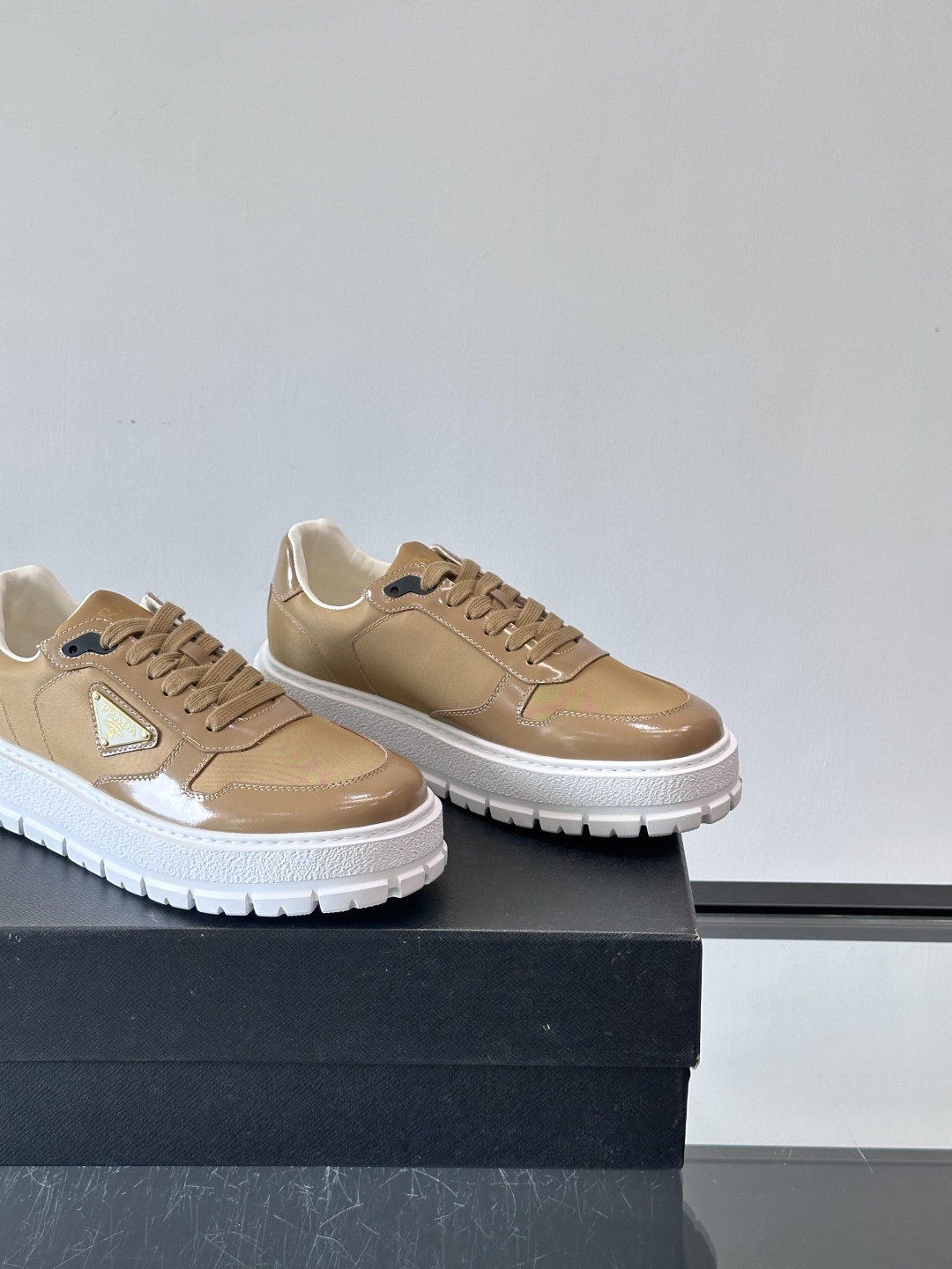 Prad*普拉达新品男士高端运动鞋，这款运动鞋休闲百搭，选用头层牛皮拼布面打造，轻质发泡大底，脚感非常舒