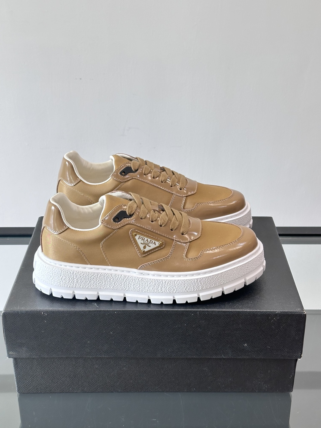 Prad*普拉达新品男士高端运动鞋，这款运动鞋休闲百搭，选用头层牛皮拼布面打造，轻质发泡大底，脚感非常舒