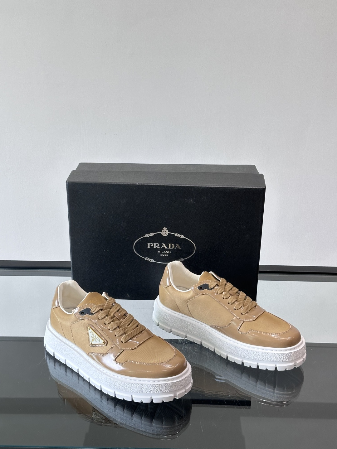 Prad*普拉达新品男士高端运动鞋，这款运动鞋休闲百搭，选用头层牛皮拼布面打造，轻质发泡大底，脚感非常舒