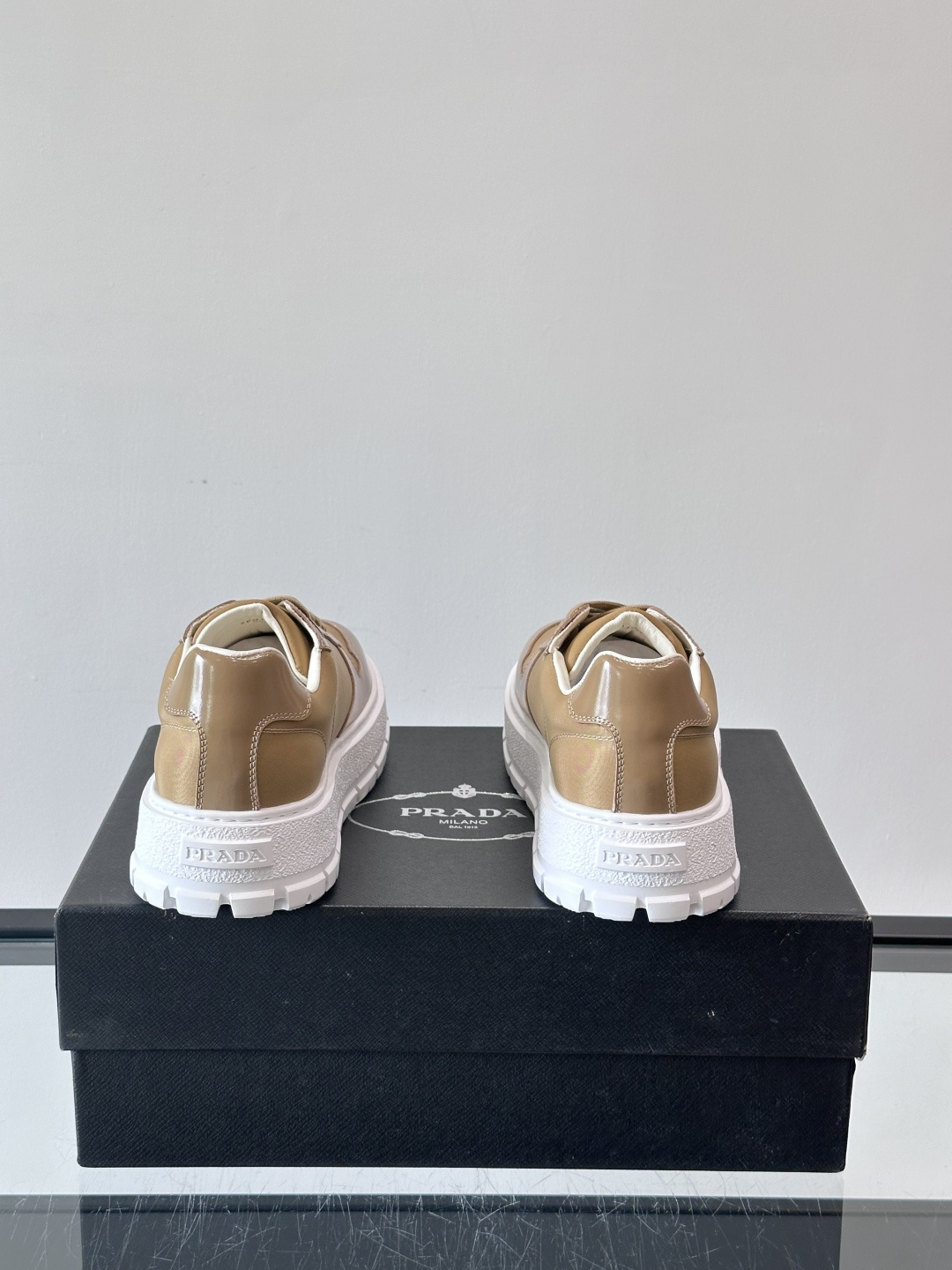 Prad*普拉达新品男士高端运动鞋，这款运动鞋休闲百搭，选用头层牛皮拼布面打造，轻质发泡大底，脚感非常舒