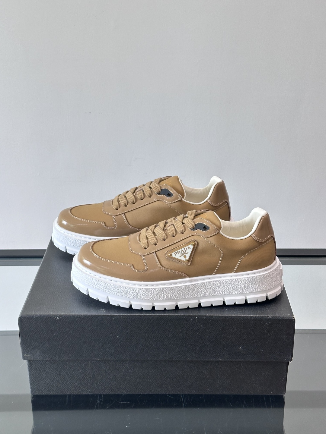 Prad*普拉达新品男士高端运动鞋，这款运动鞋休闲百搭，选用头层牛皮拼布面打造，轻质发泡大底，脚感非常舒
