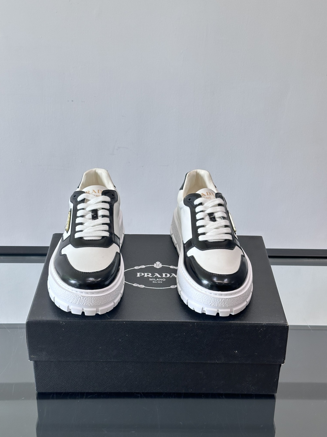 Prad*普拉达新品男士高端运动鞋，这款运动鞋休闲百搭，选用头层牛皮拼布面打造，轻质发泡大底，脚感非常舒