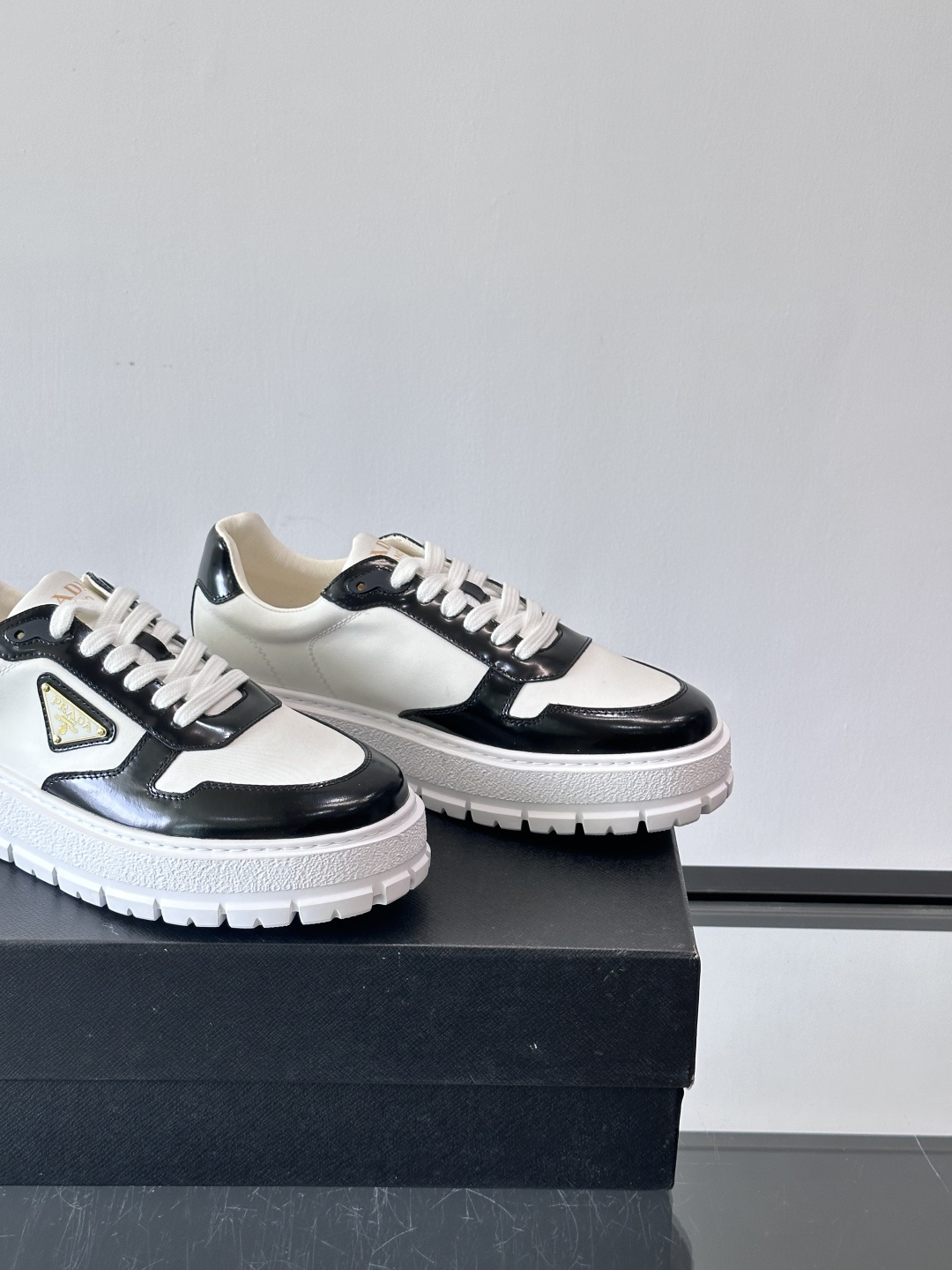 Prad*普拉达新品男士高端运动鞋，这款运动鞋休闲百搭，选用头层牛皮拼布面打造，轻质发泡大底，脚感非常舒