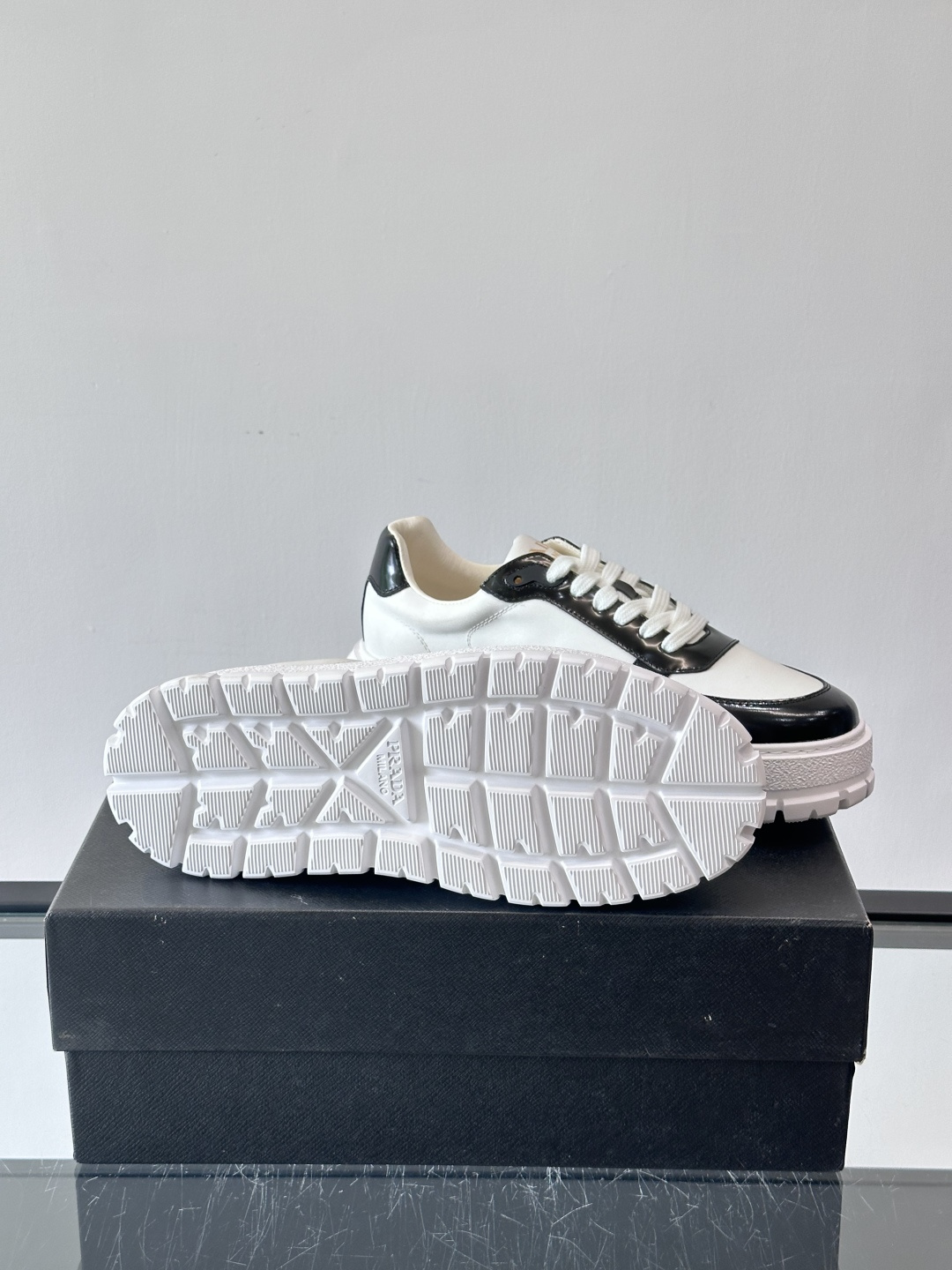 Prad*普拉达新品男士高端运动鞋，这款运动鞋休闲百搭，选用头层牛皮拼布面打造，轻质发泡大底，脚感非常舒