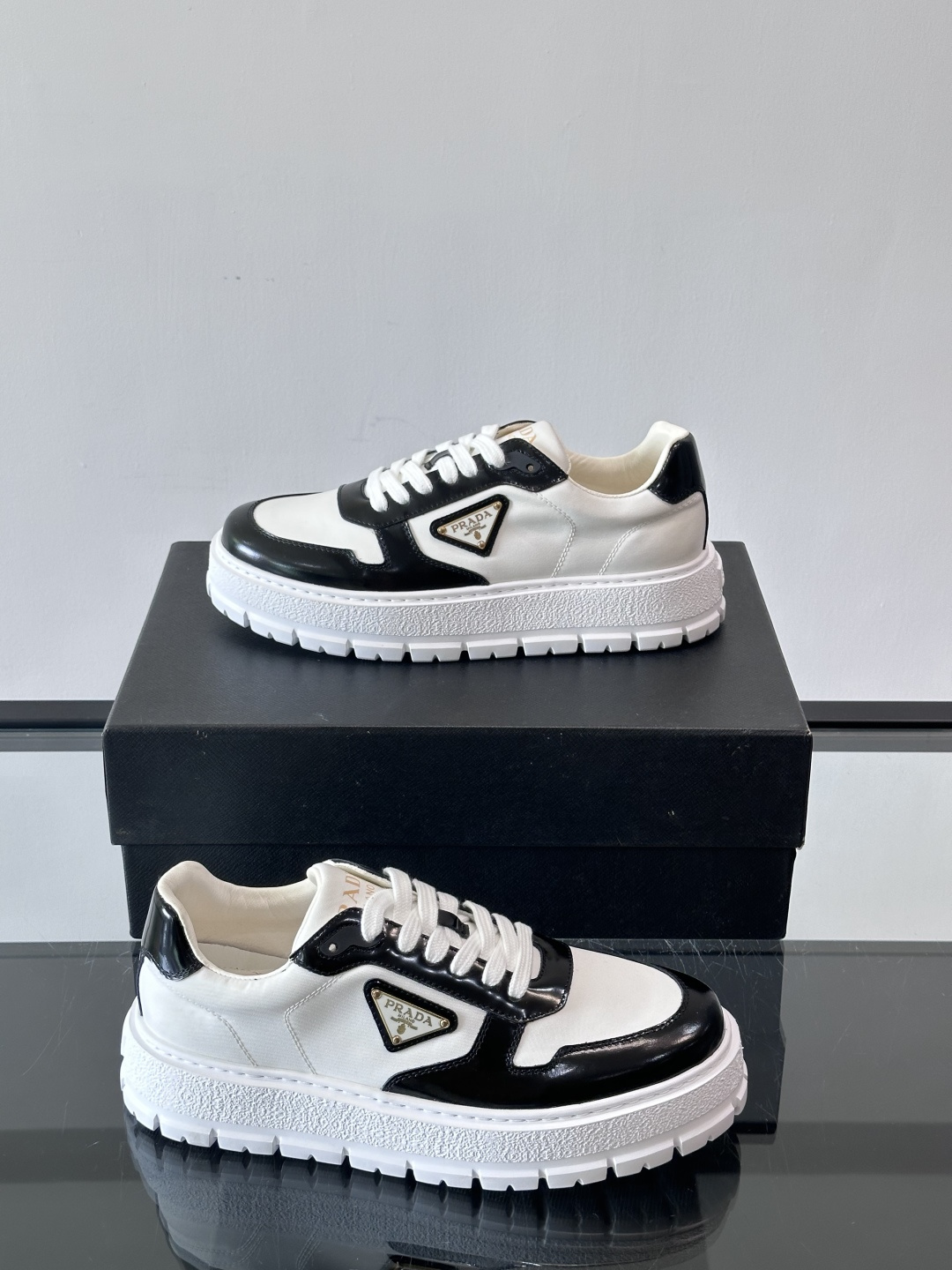 Prad*普拉达新品男士高端运动鞋，这款运动鞋休闲百搭，选用头层牛皮拼布面打造，轻质发泡大底，脚感非常舒
