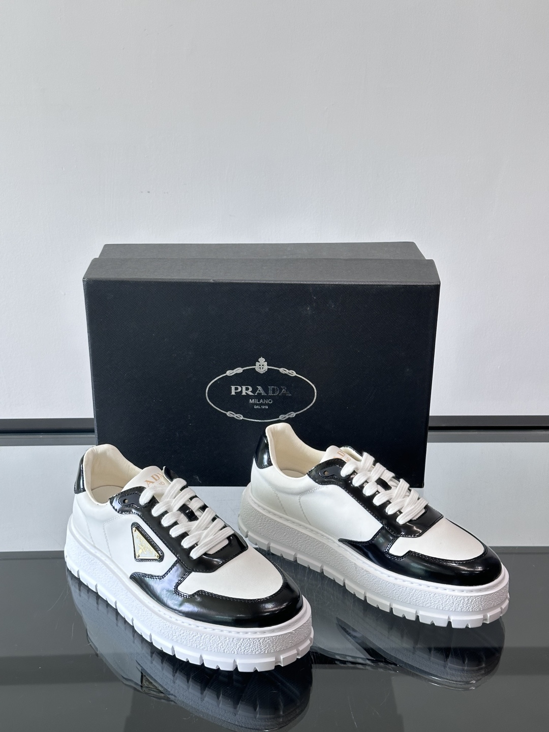 Prad*普拉达新品男士高端运动鞋，这款运动鞋休闲百搭，选用头层牛皮拼布面打造，轻质发泡大底，脚感非常舒