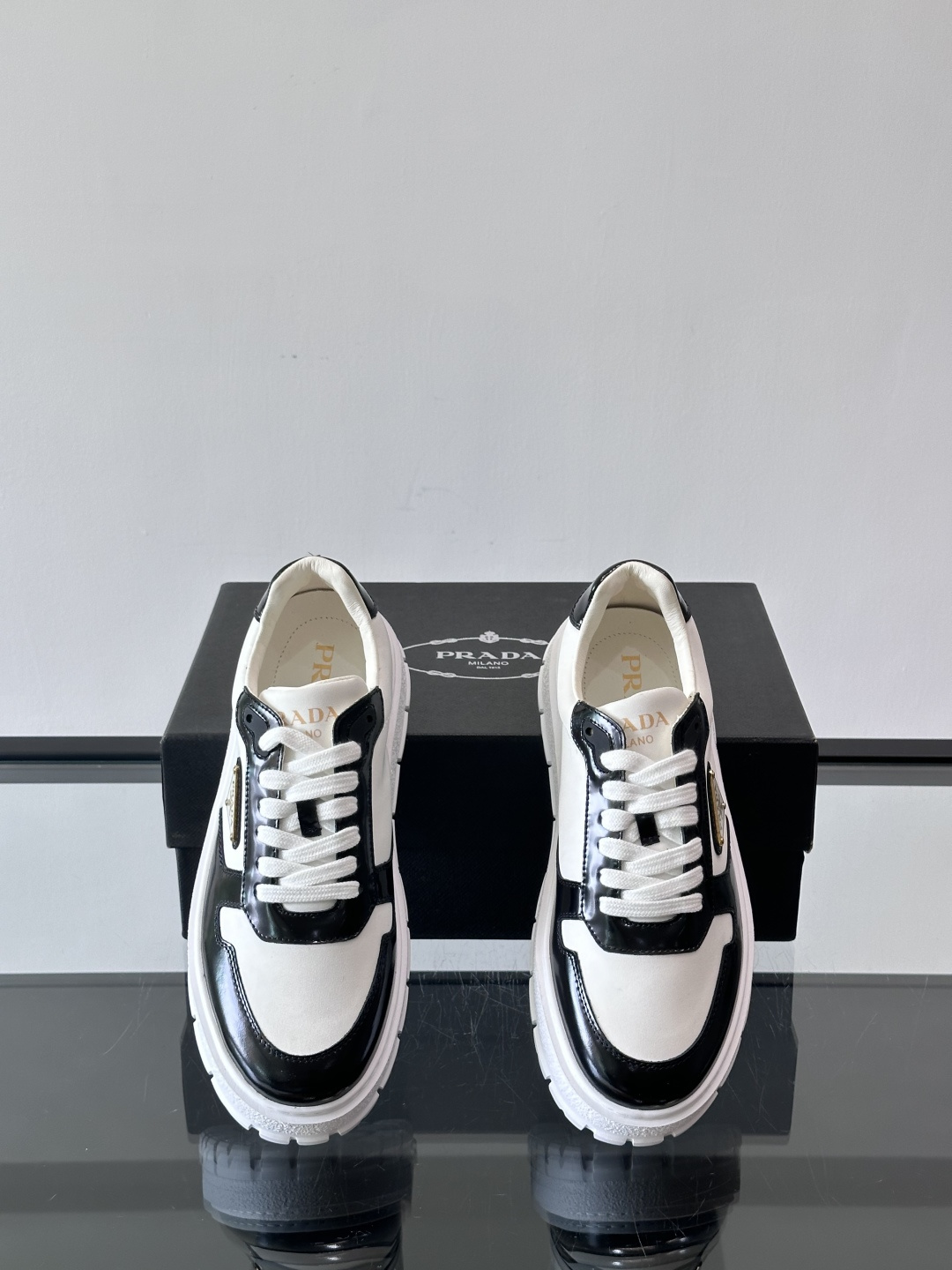 Prad*普拉达新品男士高端运动鞋，这款运动鞋休闲百搭，选用头层牛皮拼布面打造，轻质发泡大底，脚感非常舒