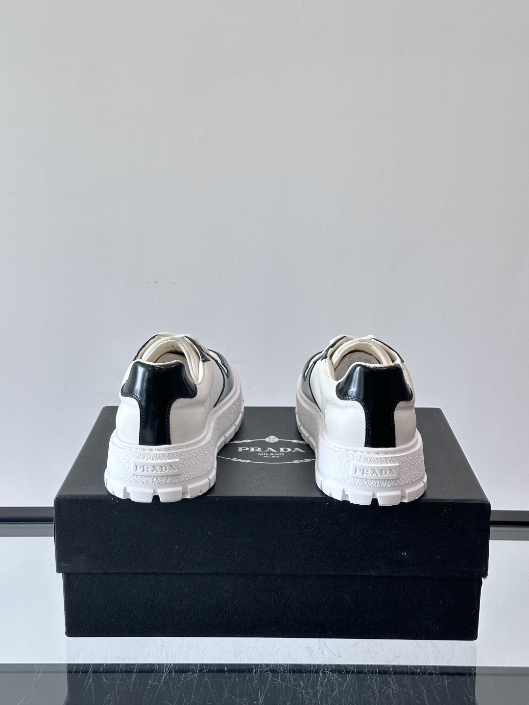 Prad*普拉达新品男士高端运动鞋，这款运动鞋休闲百搭，选用头层牛皮拼布面打造，轻质发泡大底，脚感非常舒