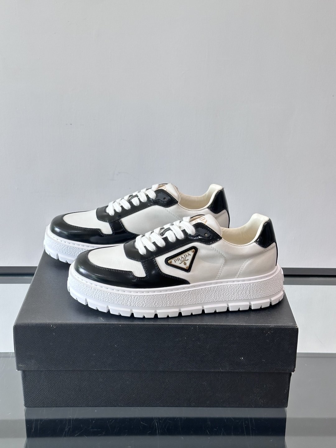 Prad*普拉达新品男士高端运动鞋，这款运动鞋休闲百搭，选用头层牛皮拼布面打造，轻质发泡大底，脚感非常舒