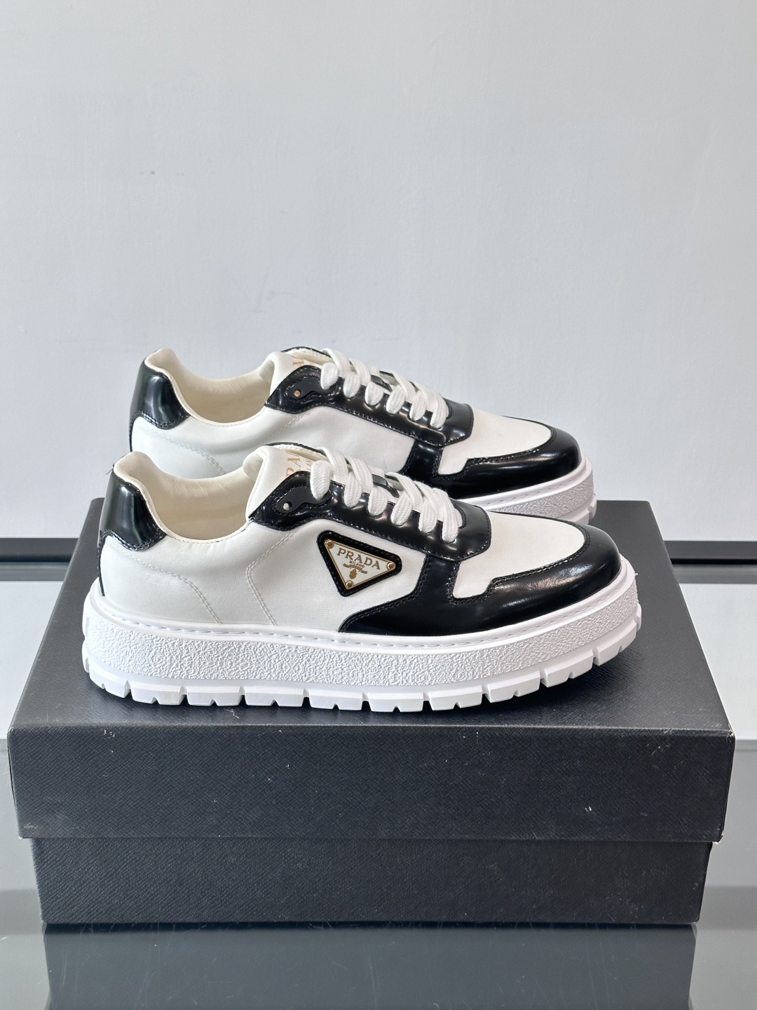 Prad*普拉达新品男士高端运动鞋，这款运动鞋休闲百搭，选用头层牛皮拼布面打造，轻质发泡大底，脚感非常舒