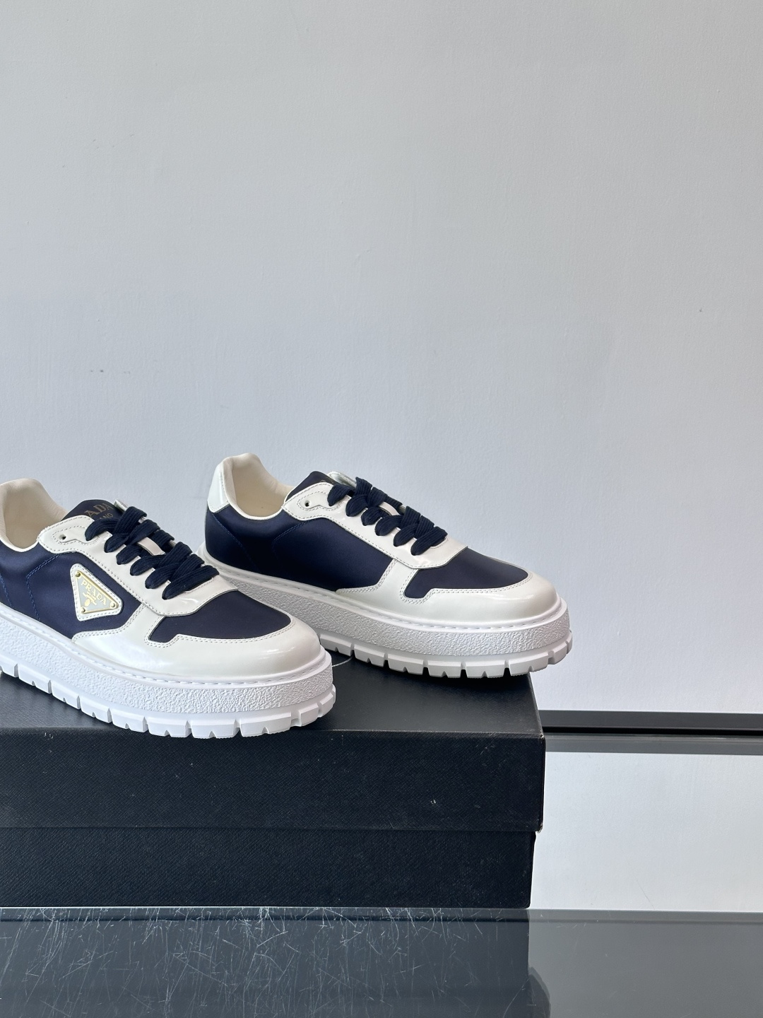 Prad*普拉达新品男士高端运动鞋，这款运动鞋休闲百搭，选用头层牛皮拼布面打造，轻质发泡大底，脚感非常舒