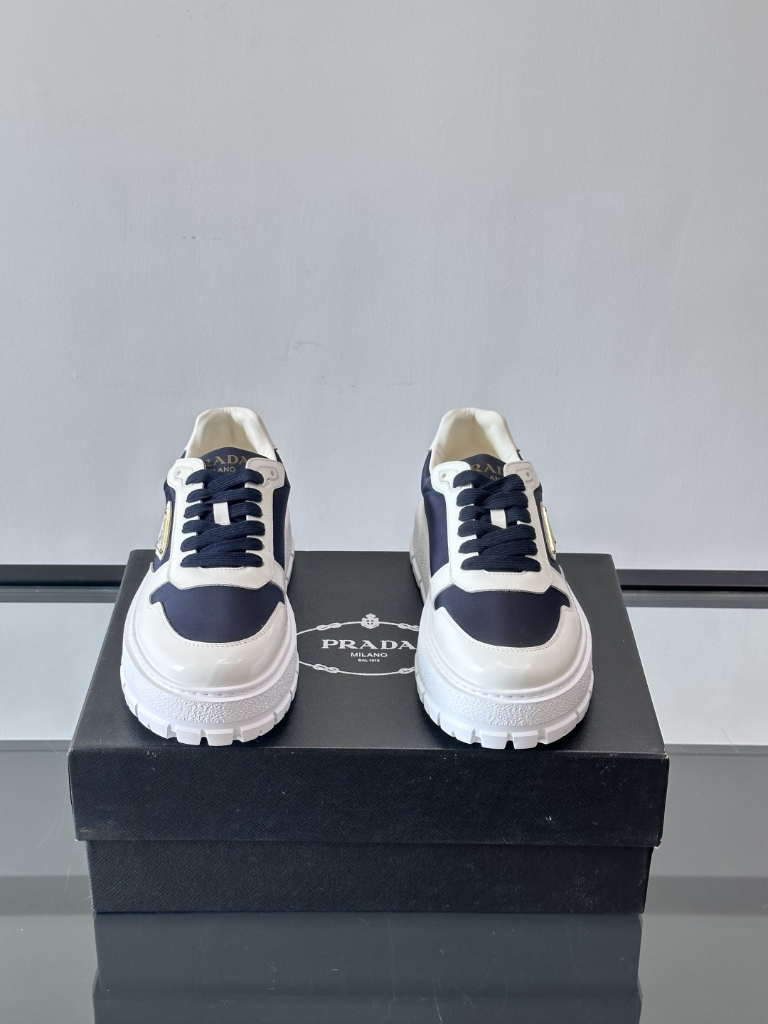 Prad*普拉达新品男士高端运动鞋，这款运动鞋休闲百搭，选用头层牛皮拼布面打造，轻质发泡大底，脚感非常舒