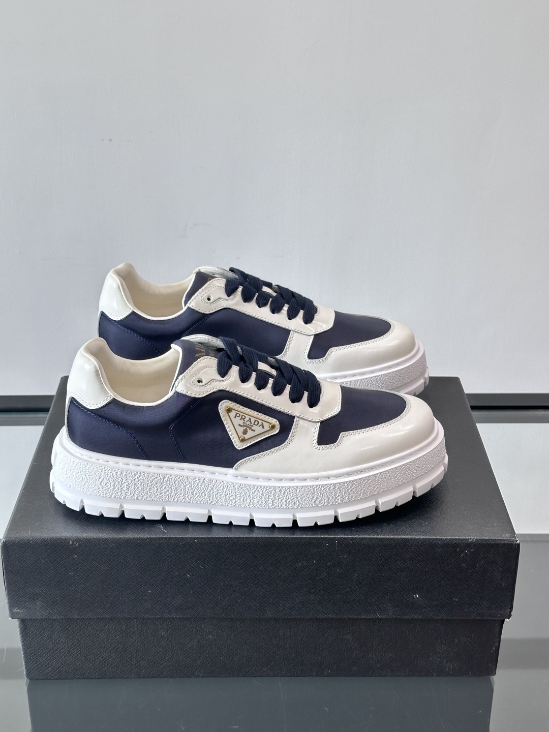 Prad*普拉达新品男士高端运动鞋，这款运动鞋休闲百搭，选用头层牛皮拼布面打造，轻质发泡大底，脚感非常舒