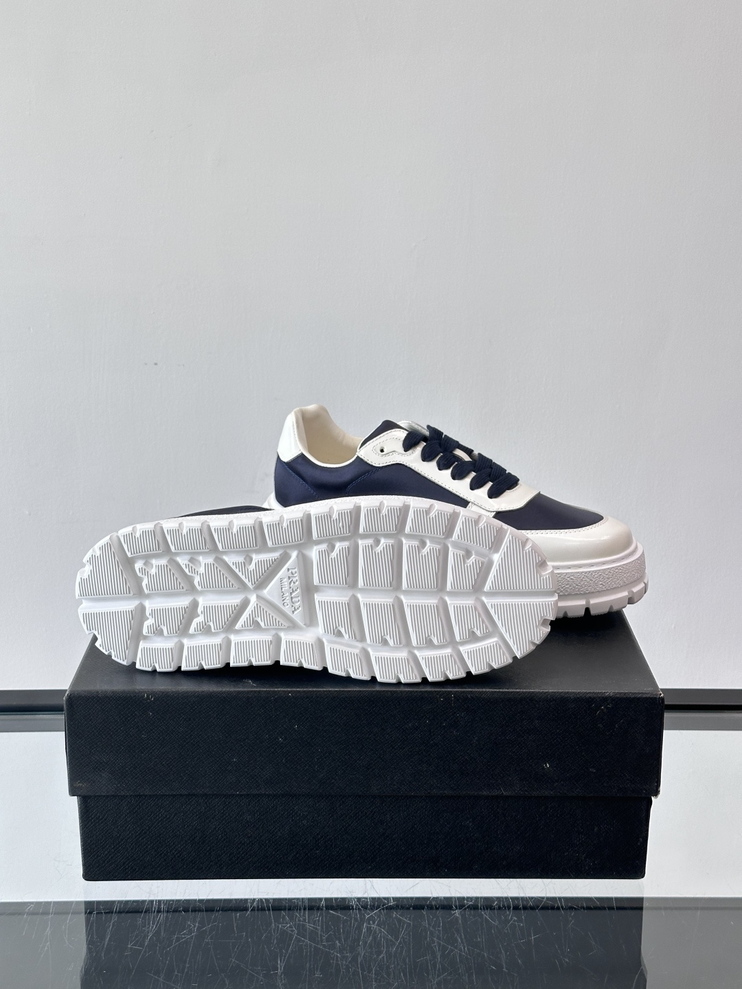 Prad*普拉达新品男士高端运动鞋，这款运动鞋休闲百搭，选用头层牛皮拼布面打造，轻质发泡大底，脚感非常舒