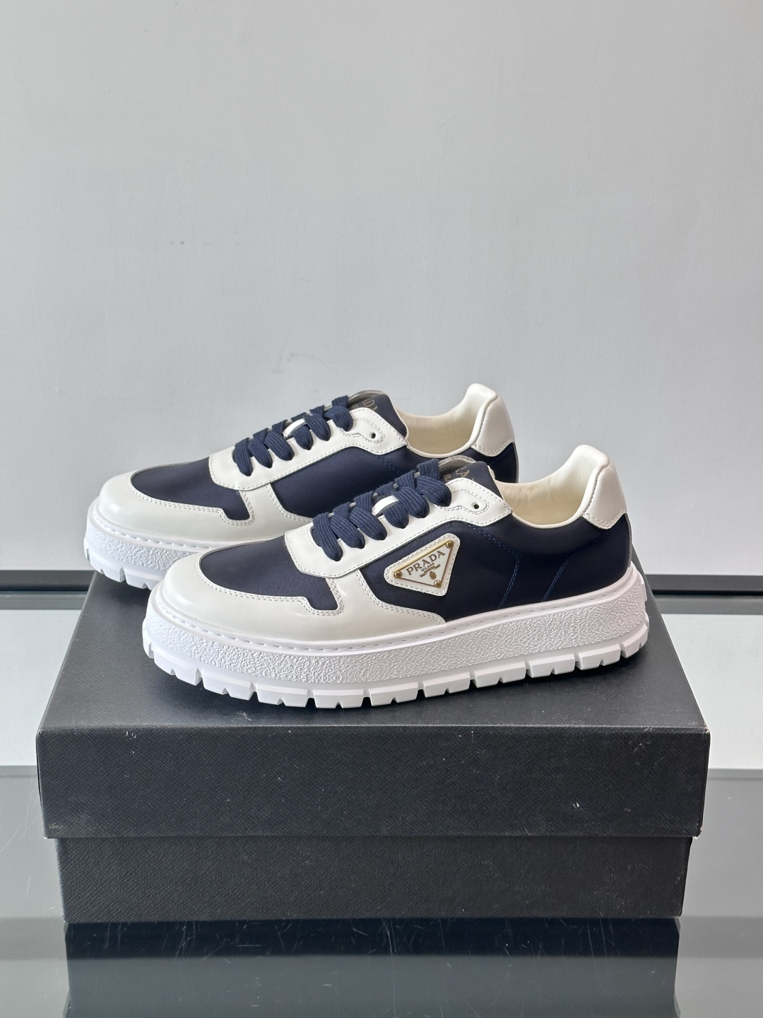 Prad*普拉达新品男士高端运动鞋，这款运动鞋休闲百搭，选用头层牛皮拼布面打造，轻质发泡大底，脚感非常舒