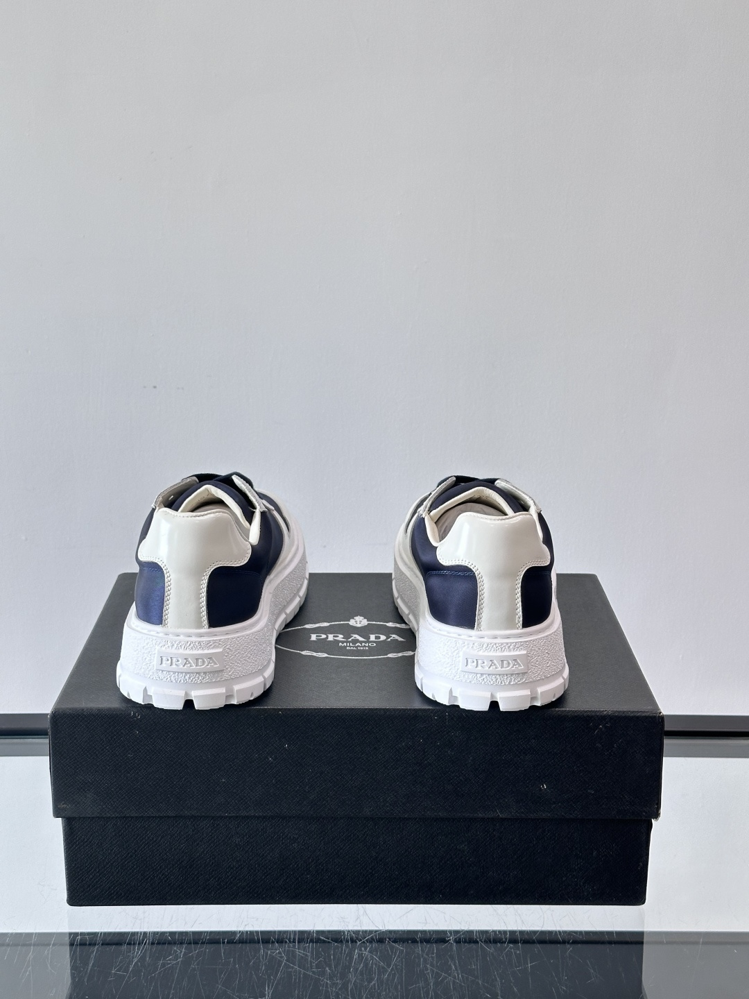Prad*普拉达新品男士高端运动鞋，这款运动鞋休闲百搭，选用头层牛皮拼布面打造，轻质发泡大底，脚感非常舒