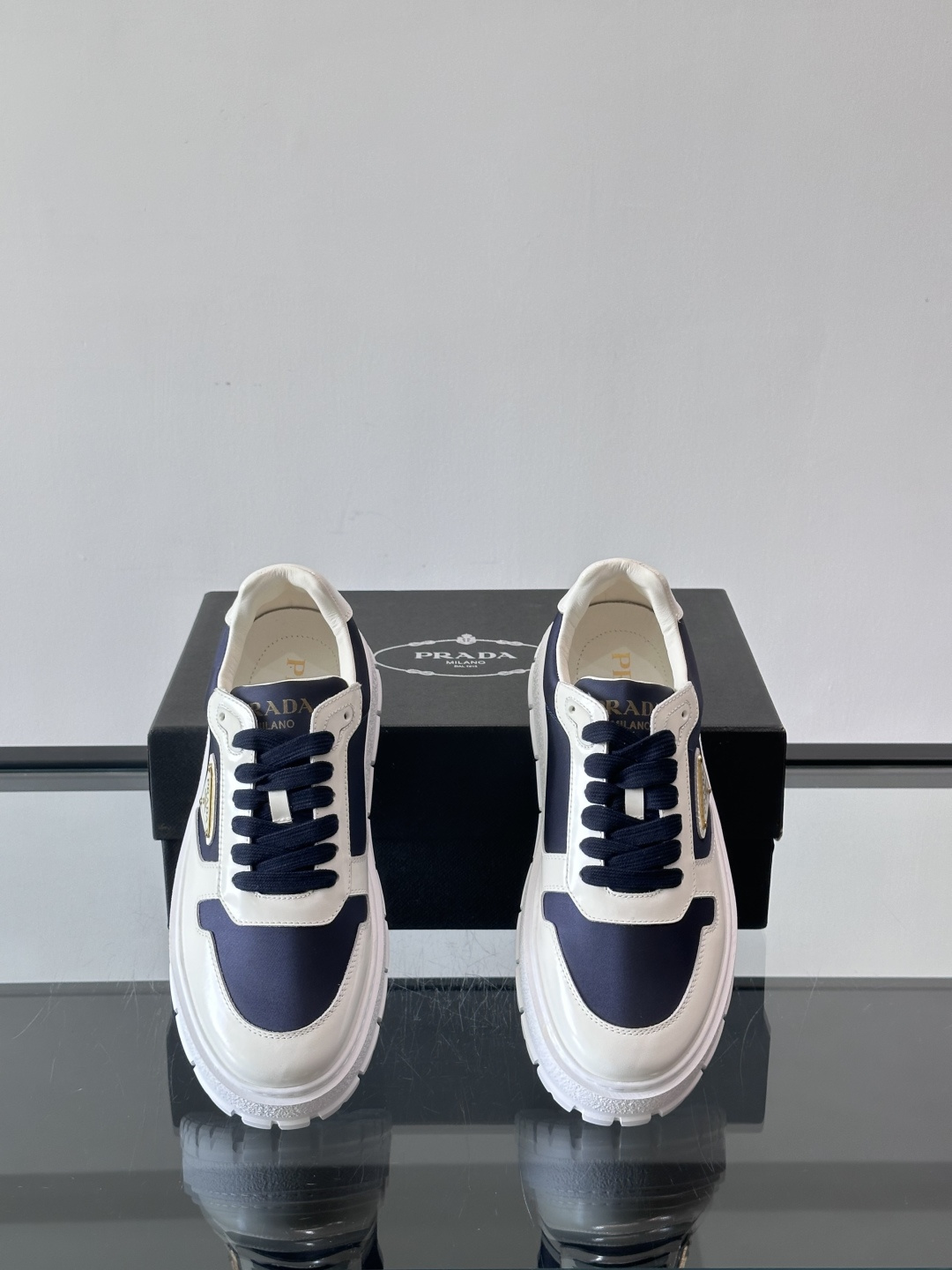 Prad*普拉达新品男士高端运动鞋，这款运动鞋休闲百搭，选用头层牛皮拼布面打造，轻质发泡大底，脚感非常舒
