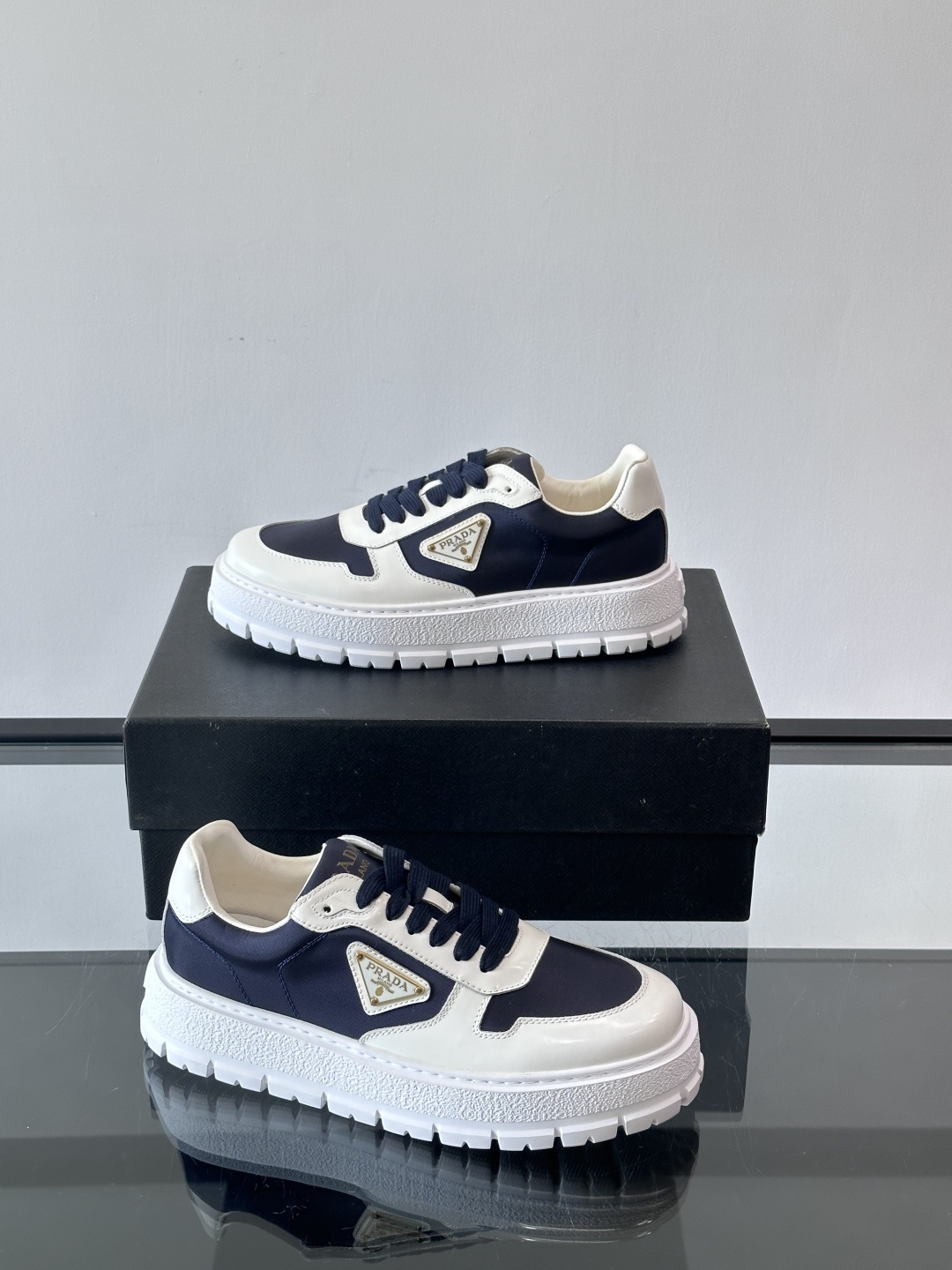 Prad*普拉达新品男士高端运动鞋，这款运动鞋休闲百搭，选用头层牛皮拼布面打造，轻质发泡大底，脚感非常舒