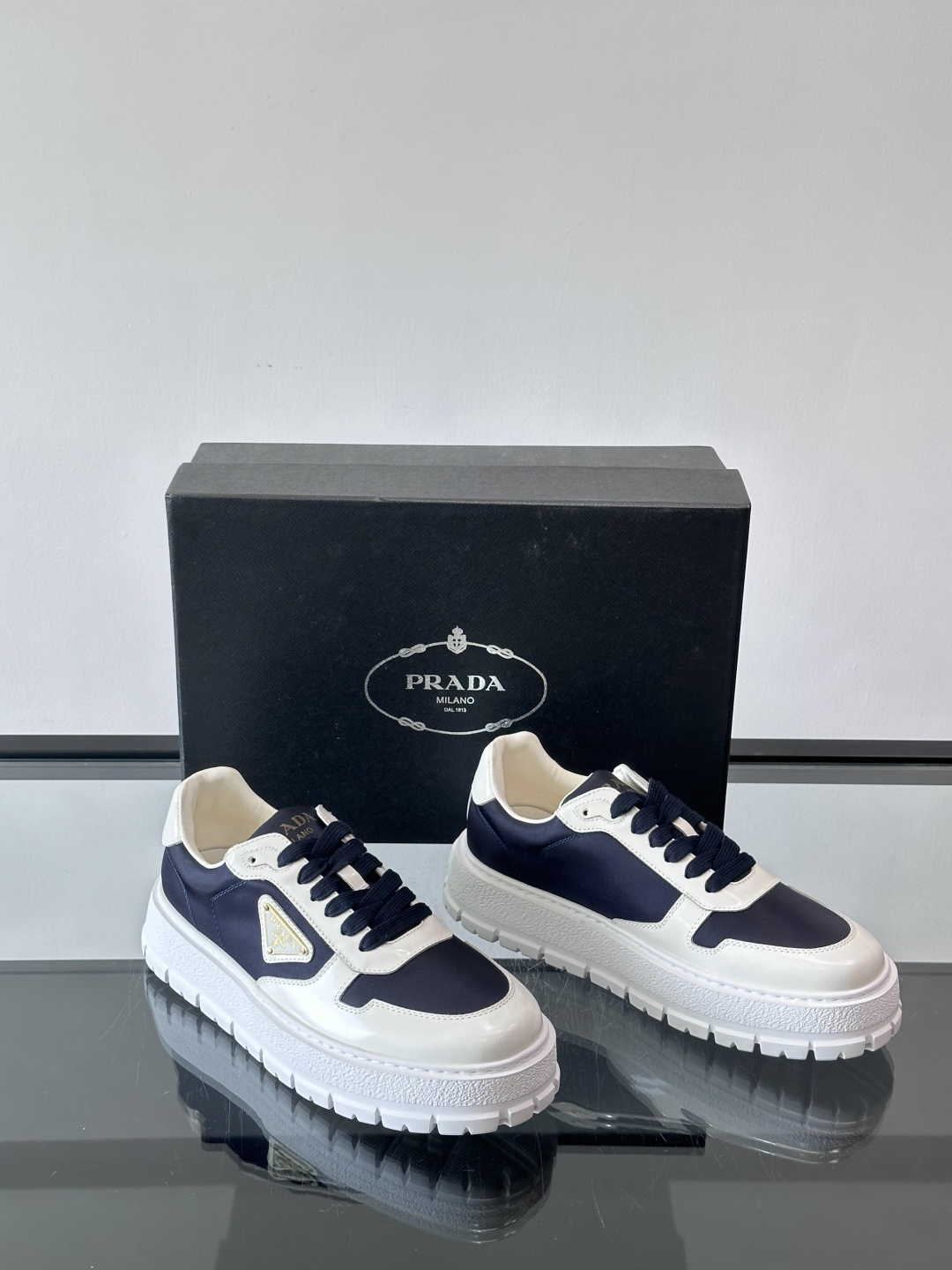 Prad*普拉达新品男士高端运动鞋，这款运动鞋休闲百搭，选用头层牛皮拼布面打造，轻质发泡大底，脚感非常舒