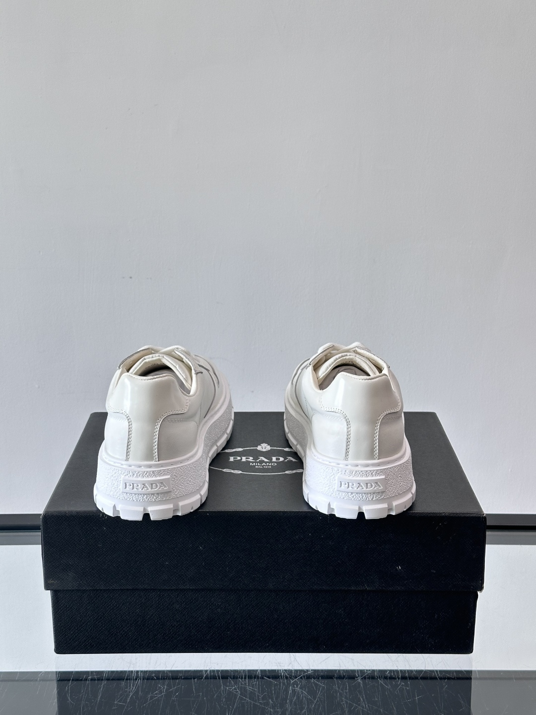 Prad*普拉达新品男士高端运动鞋，这款运动鞋休闲百搭，选用头层牛皮拼布面打造，轻质发泡大底，脚感非常舒