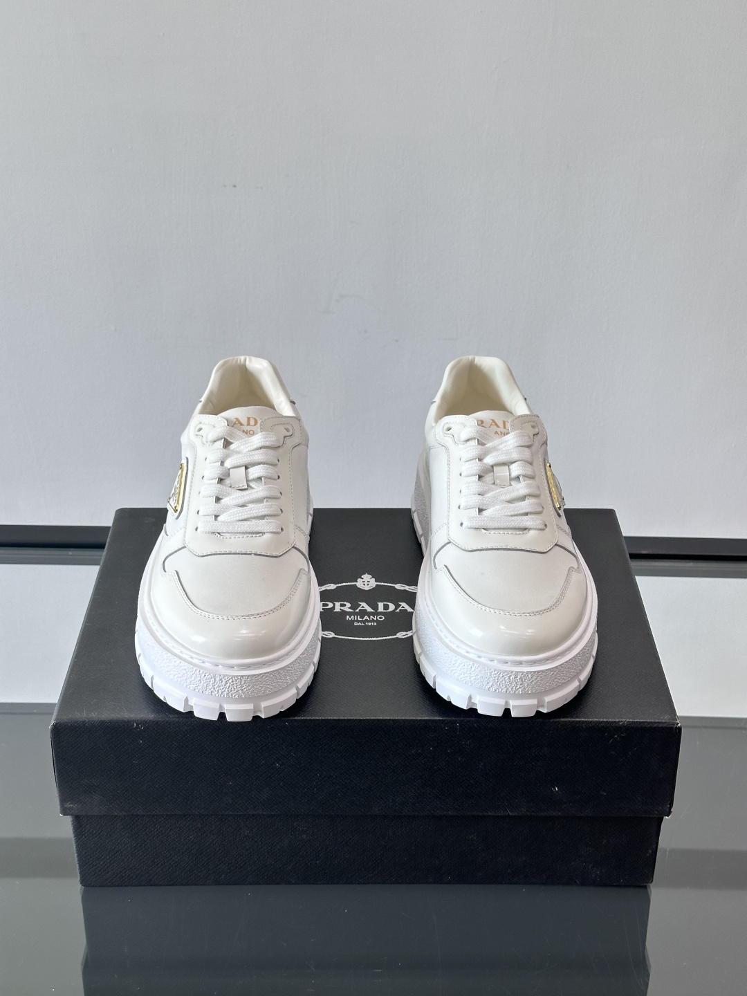 Prad*普拉达新品男士高端运动鞋，这款运动鞋休闲百搭，选用头层牛皮拼布面打造，轻质发泡大底，脚感非常舒