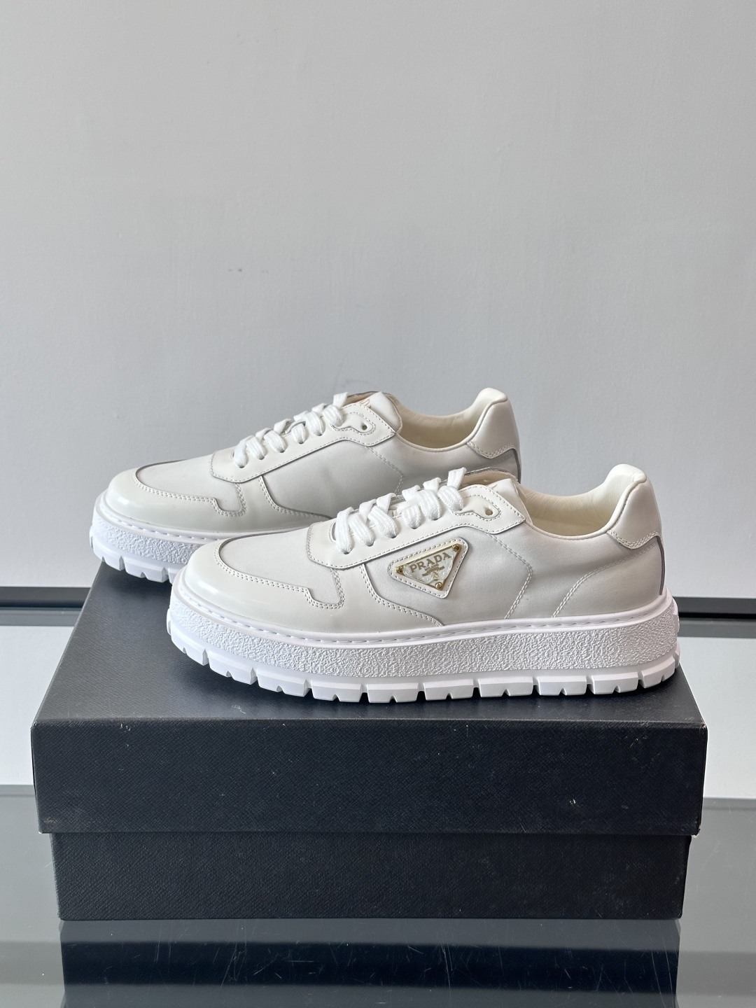 Prad*普拉达新品男士高端运动鞋，这款运动鞋休闲百搭，选用头层牛皮拼布面打造，轻质发泡大底，脚感非常舒