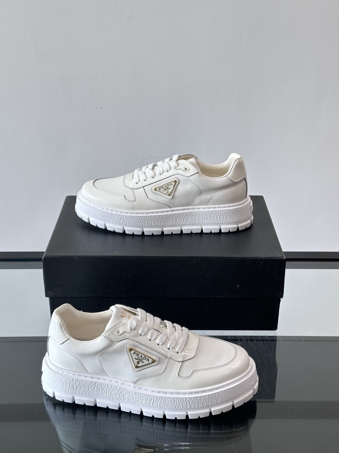 Prad*普拉达新品男士高端运动鞋，这款运动鞋休闲百搭，选用头层牛皮拼布面打造，轻质发泡大底，脚感非常舒