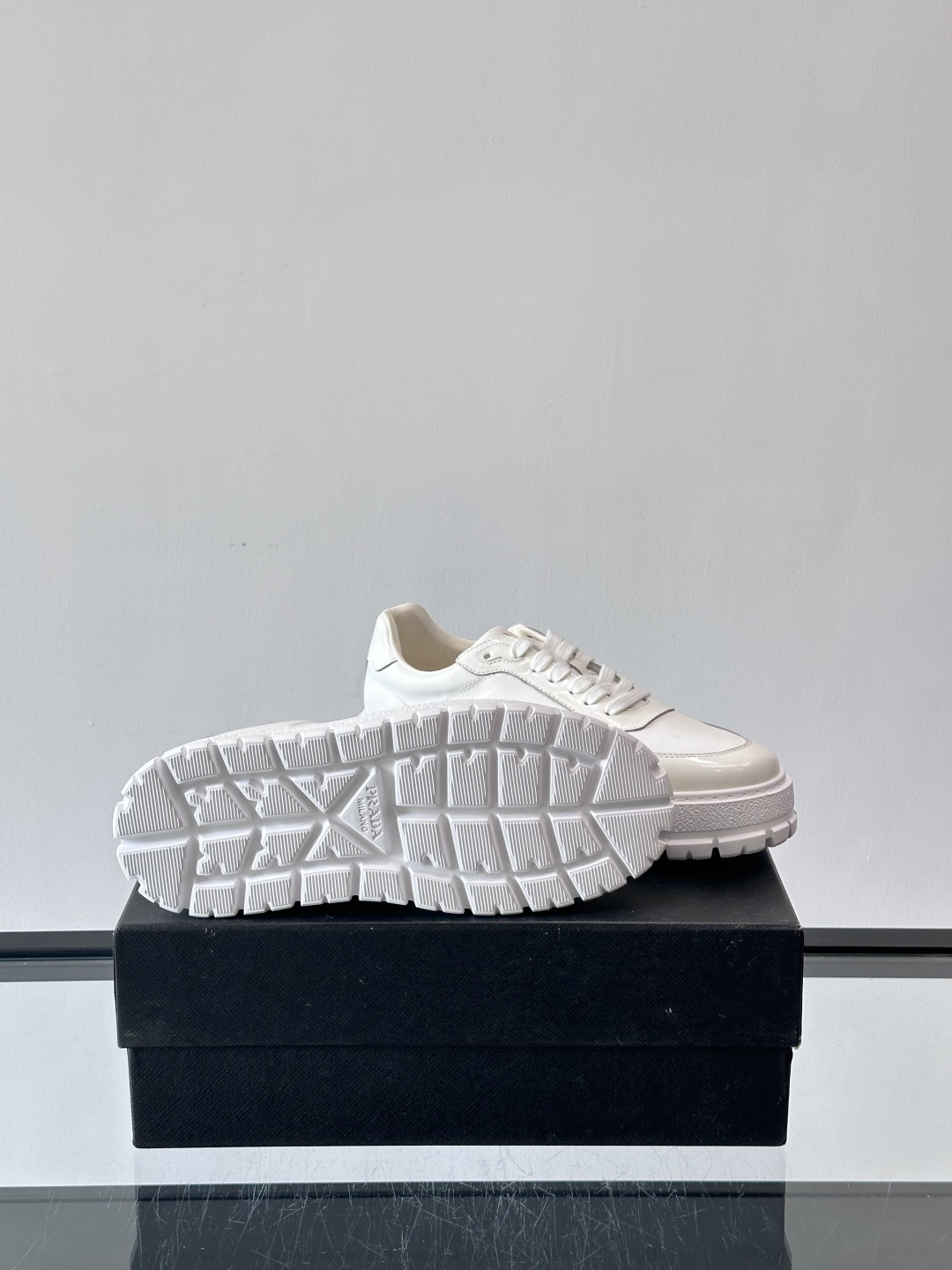 Prad*普拉达新品男士高端运动鞋，这款运动鞋休闲百搭，选用头层牛皮拼布面打造，轻质发泡大底，脚感非常舒